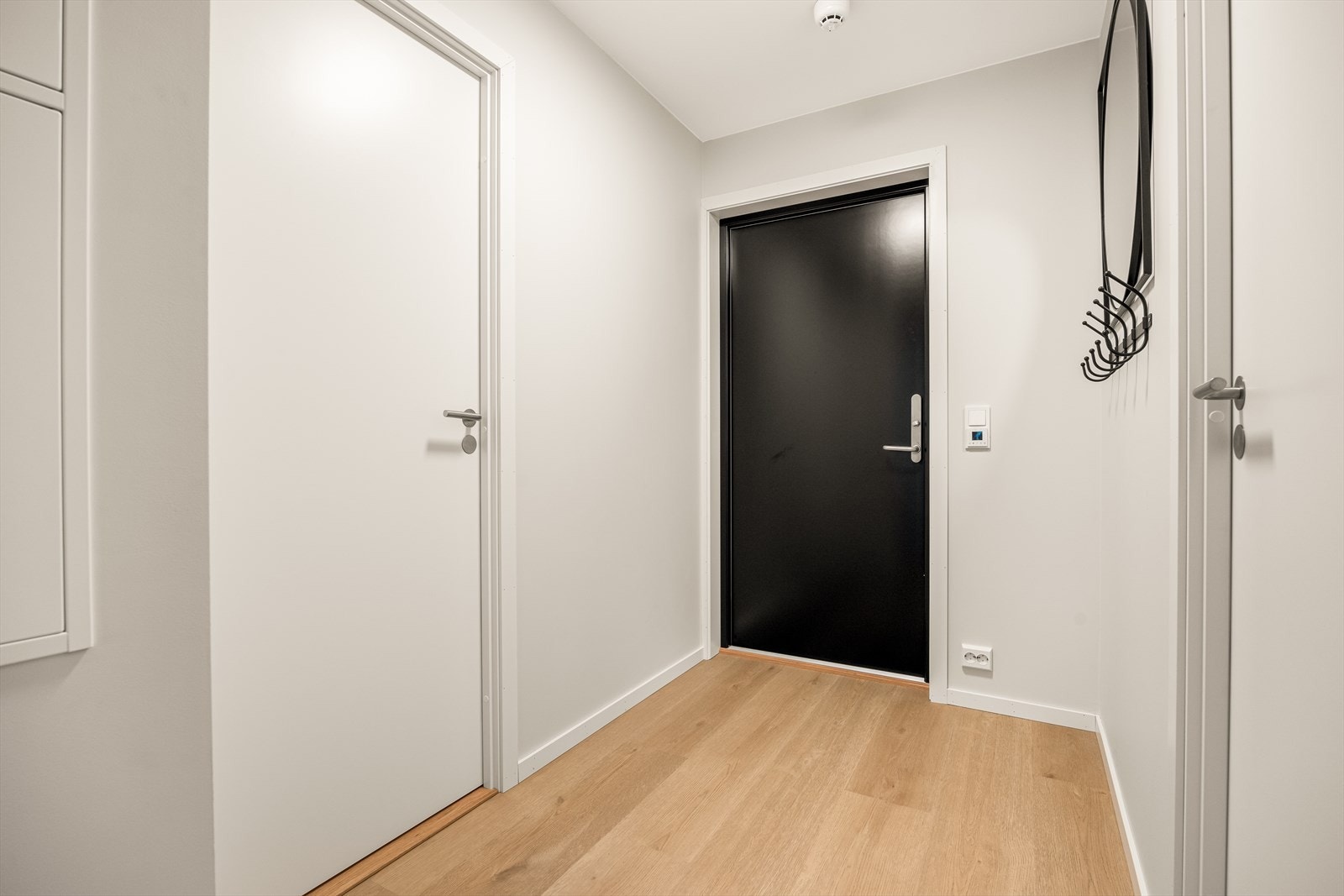 Velkommen inn! Hyggelig entré med adkomst til soverom på hver side. Leiligheten har totalt tre soverom. Galleribilde