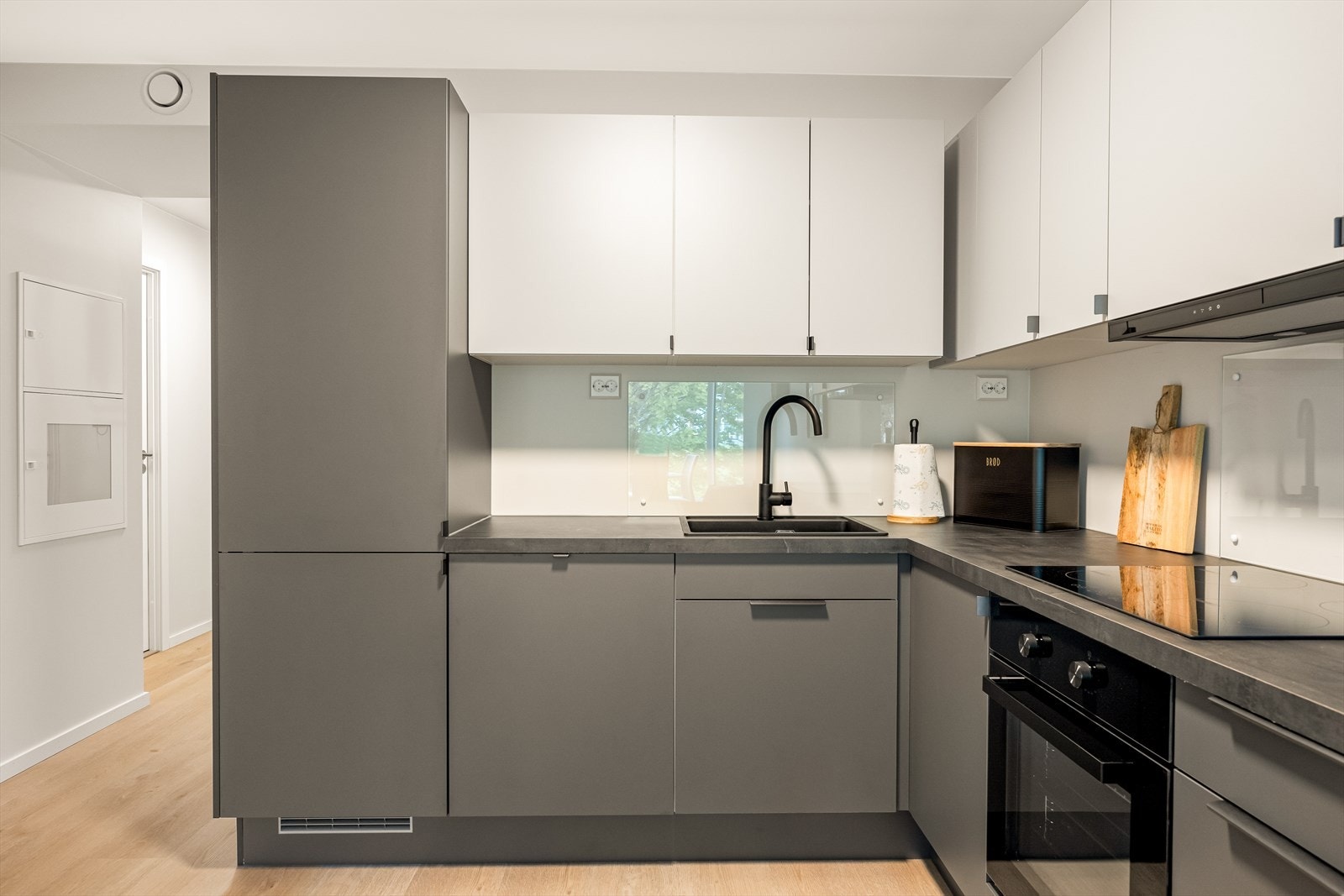 Komplett innebygd hvitevarepakke. (Bildet er fra tilsvarende leil. i 3. etg.). Galleribilde