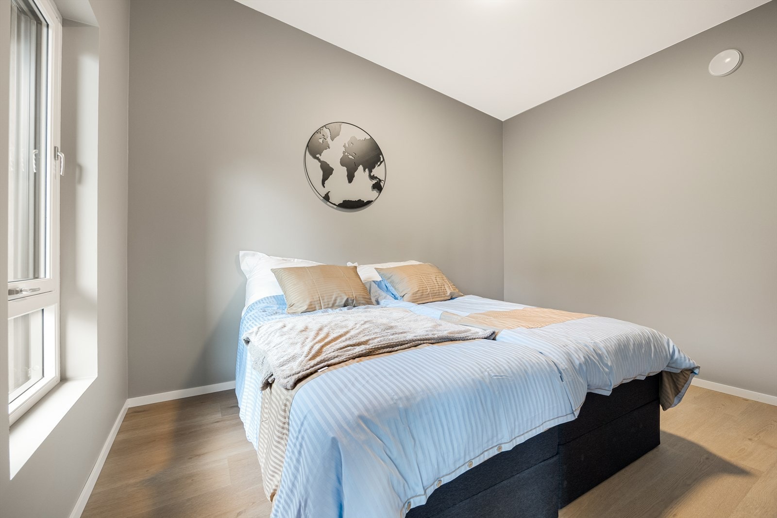 Soverom av god størrelse med plass for dobbeltseng og garderobeskap. (Bildet er fra tilsvarende leil. i 3. etg.) Galleribilde