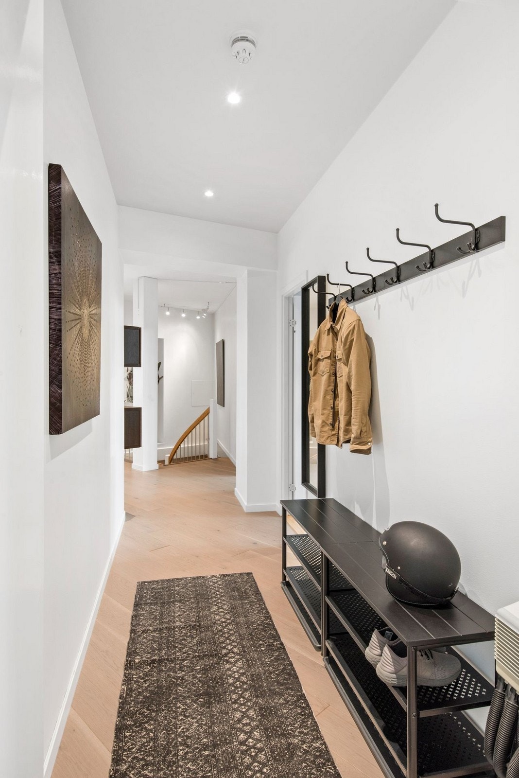 Velkommen inn! Entre med god plass til oppheng av klær og sko Galleribilde