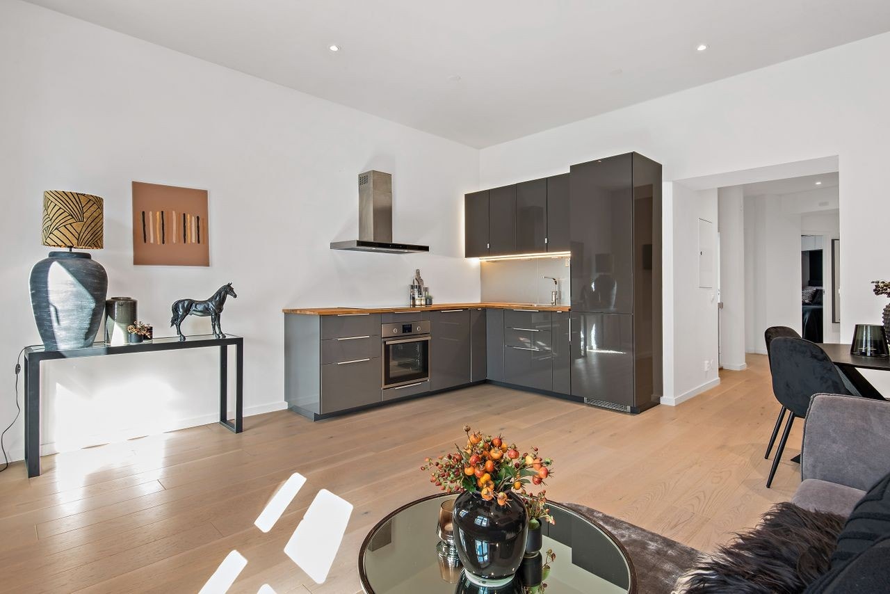 Lekkert kjøkken med integrete hvitevarer Galleribilde