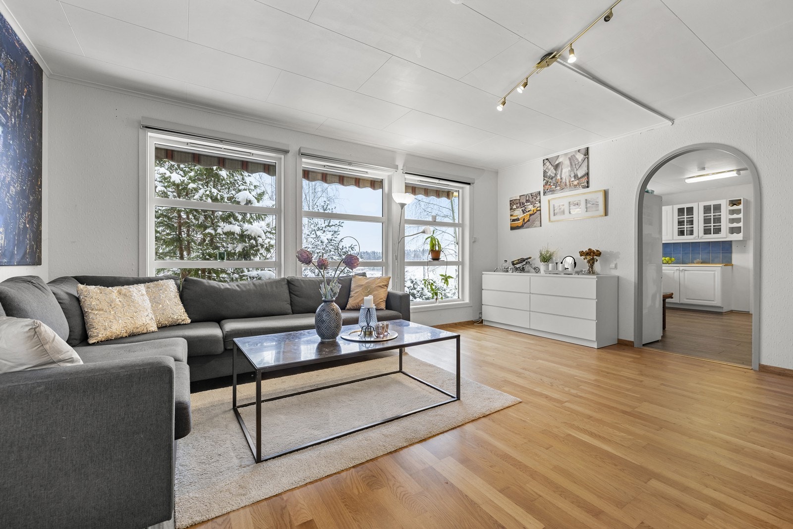 Stuen har flere gode møbleringsmuligheter. Galleribilde