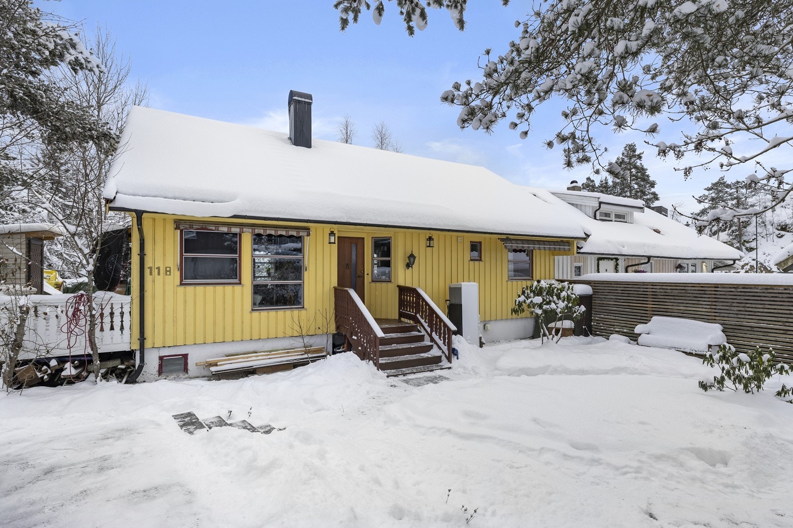 Gårdsplass med parkering og enkel adkomst. Galleribilde