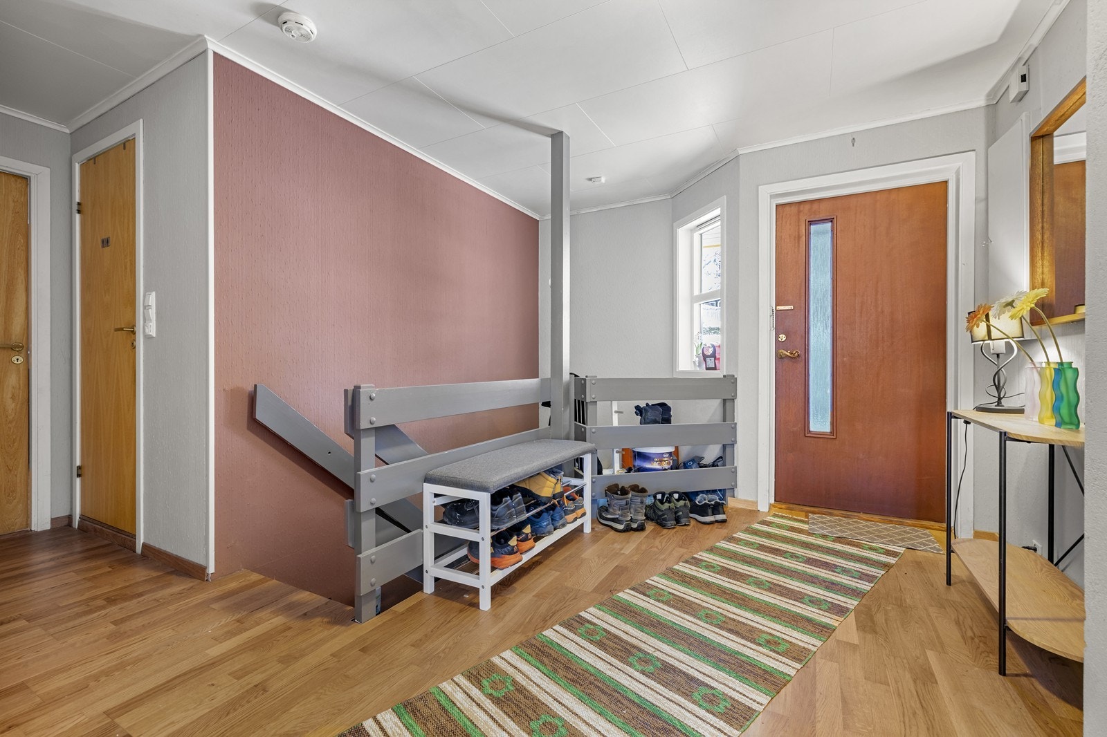 Innbydende entré med god plass til å henge fra seg yttertøy. Galleribilde