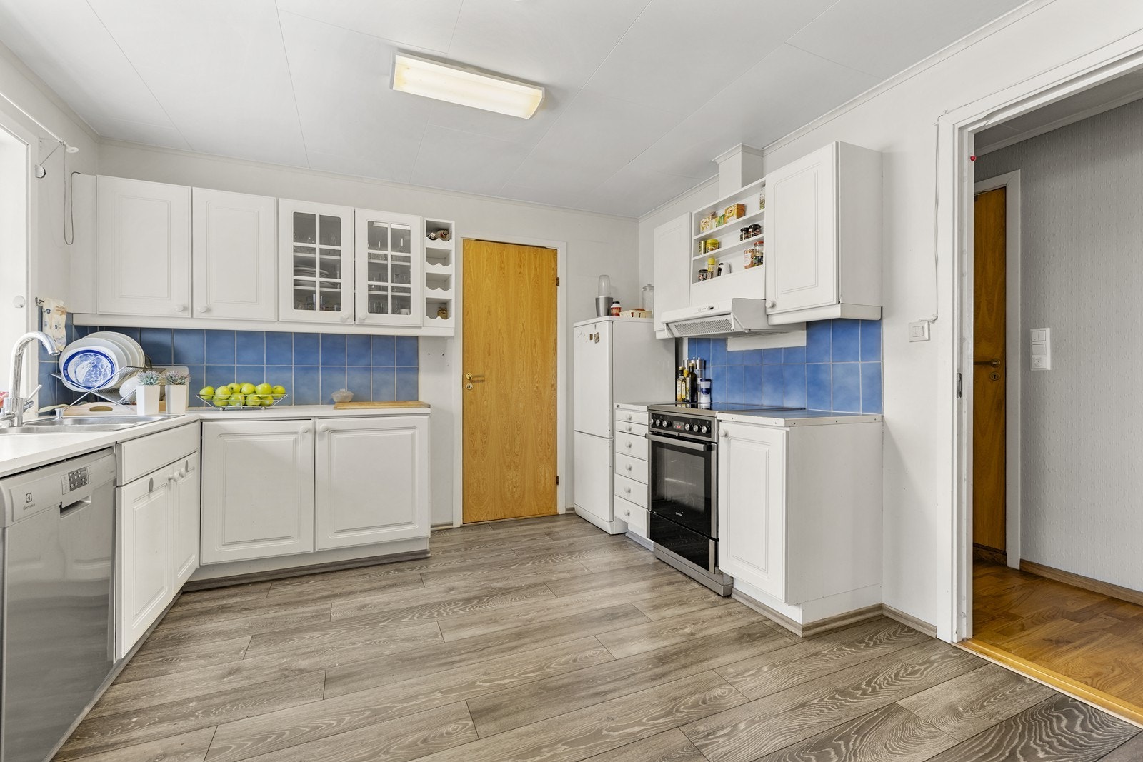 Lyst kjøkken med gjennomgående innredning og god arbeidsflate. Galleribilde