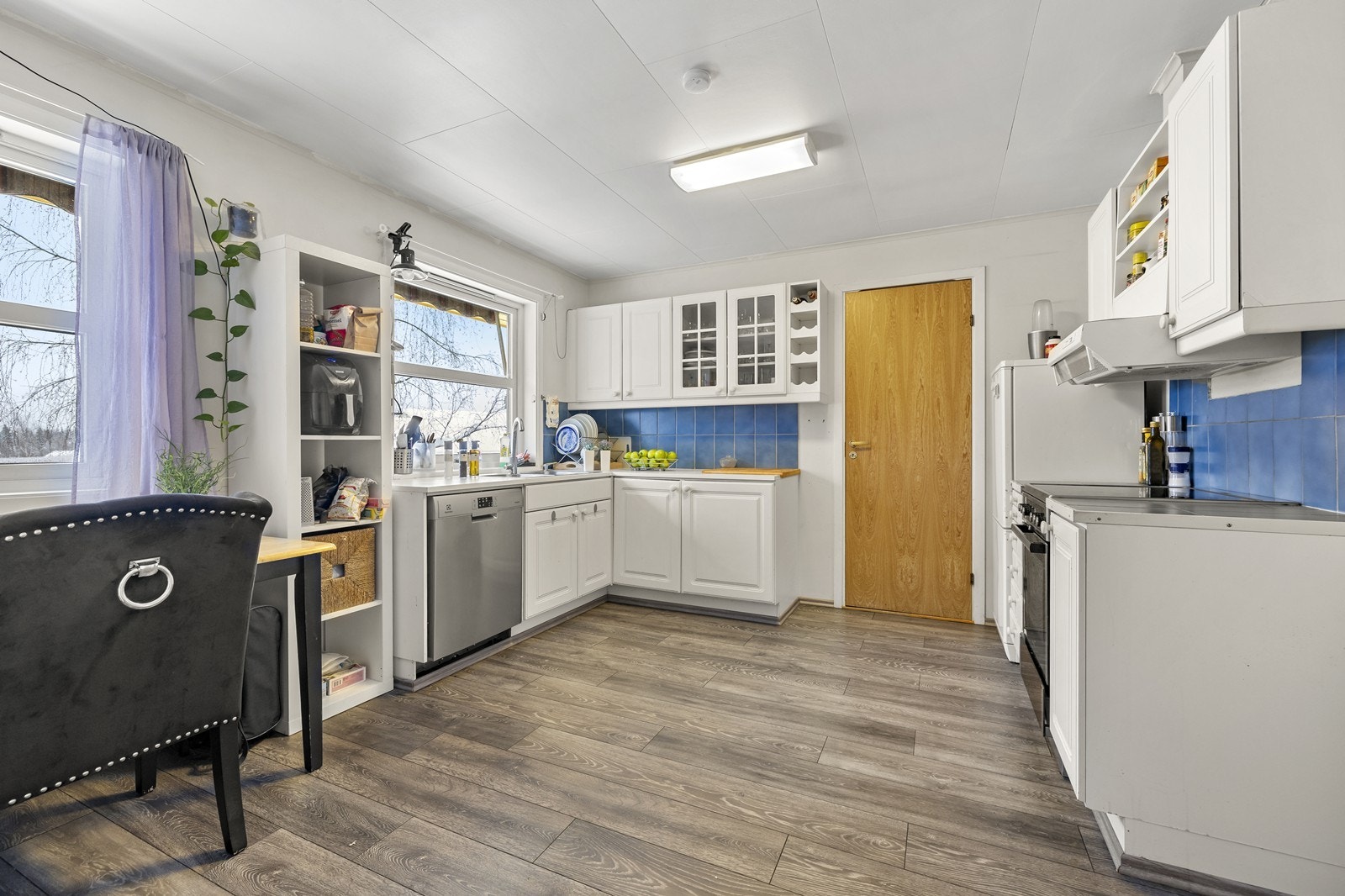 Kjøkkenet har praktisk utforming og plass til spisebord, godt egnet for hverdagsbruk. Galleribilde