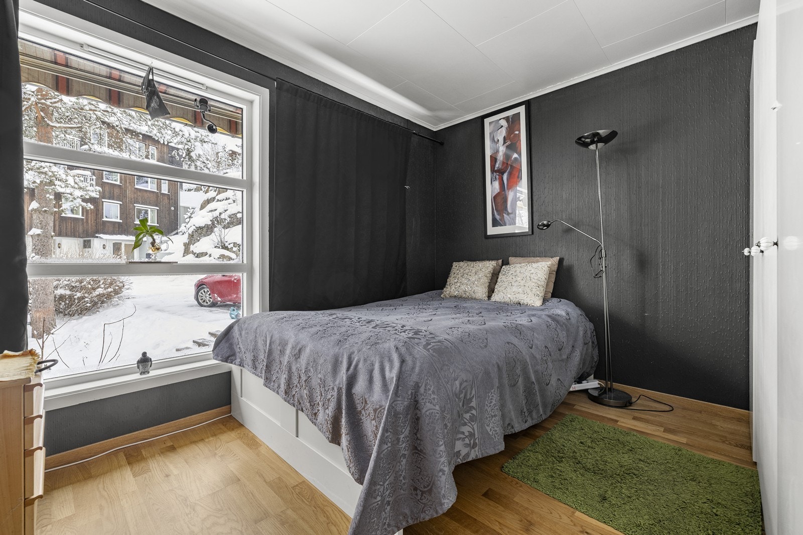 Soverom med god plass til seng og garderobeløsning. Galleribilde