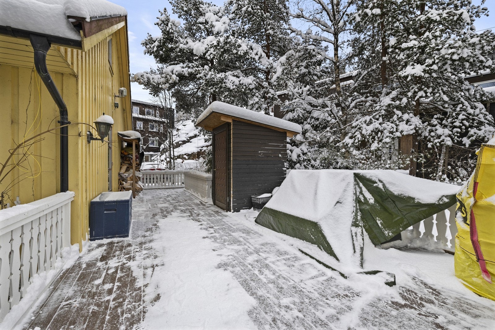 Utearealer rundt boligen med flere bruksmuligheter. Galleribilde