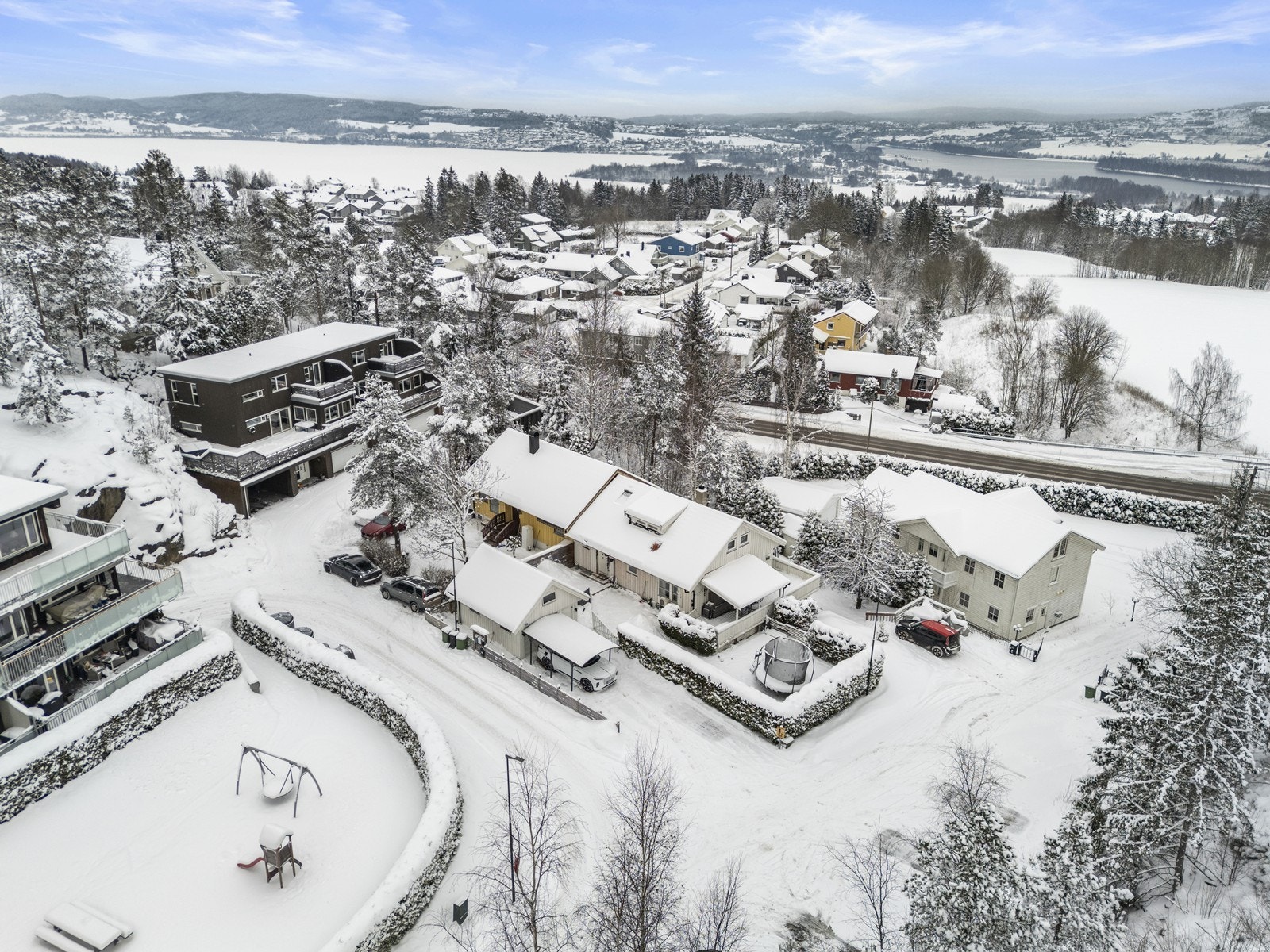 Oversiktsbilde som viser boligens beliggenhet i et etablert boligområde. Galleribilde