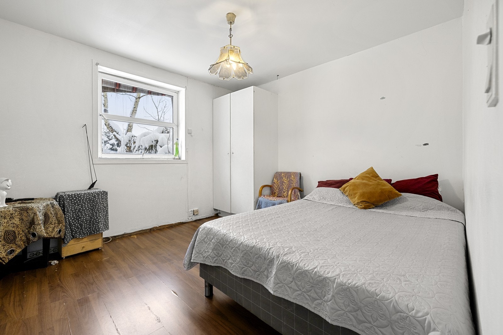 I kjelleretasjen er det to soverom med gode møbleringsmuligheter og plass til både seng og garderobeløsning. Galleribilde