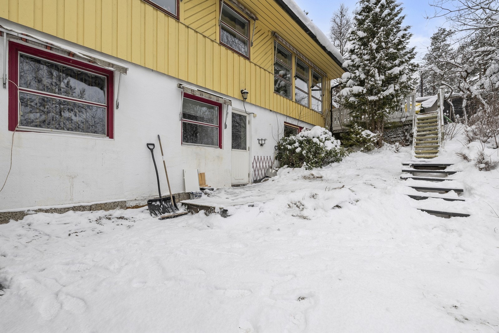 Fasade med kjellervinduer og adkomst til underetasjen. Galleribilde