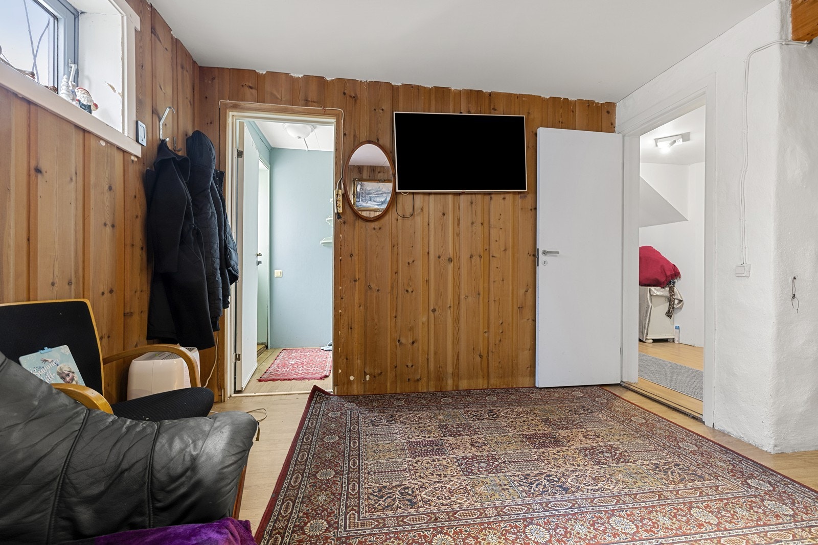 Deler av soverommet er gjort om til en entre i kjelleren. Denne er ikke byggemeldt eller godkjent. Galleribilde