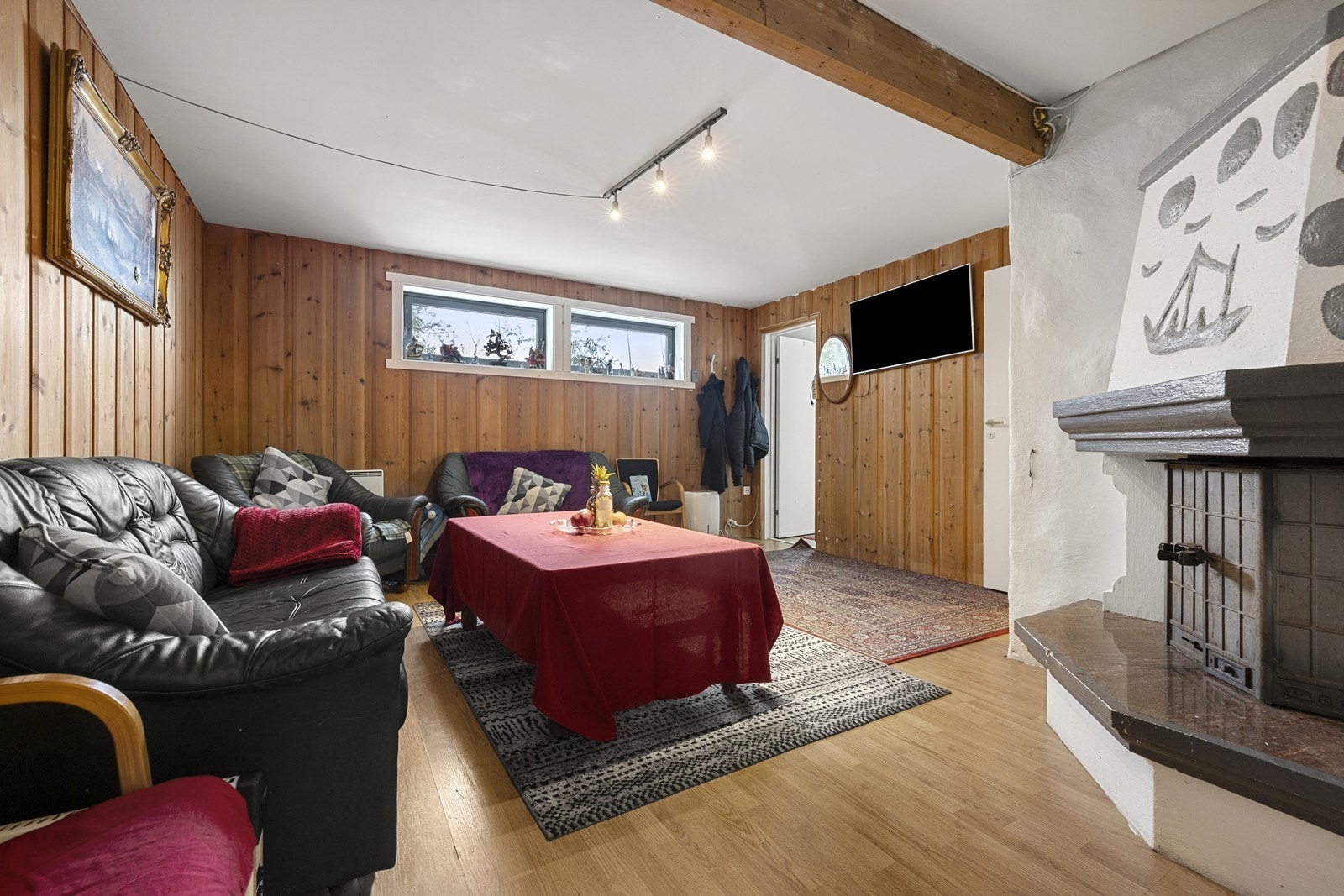 Kjellerstue benyttet som oppholdsrom. Rommet er ikke godkjent for varig opphold. Se nærmere omtale i salgsoppgaven. Galleribilde