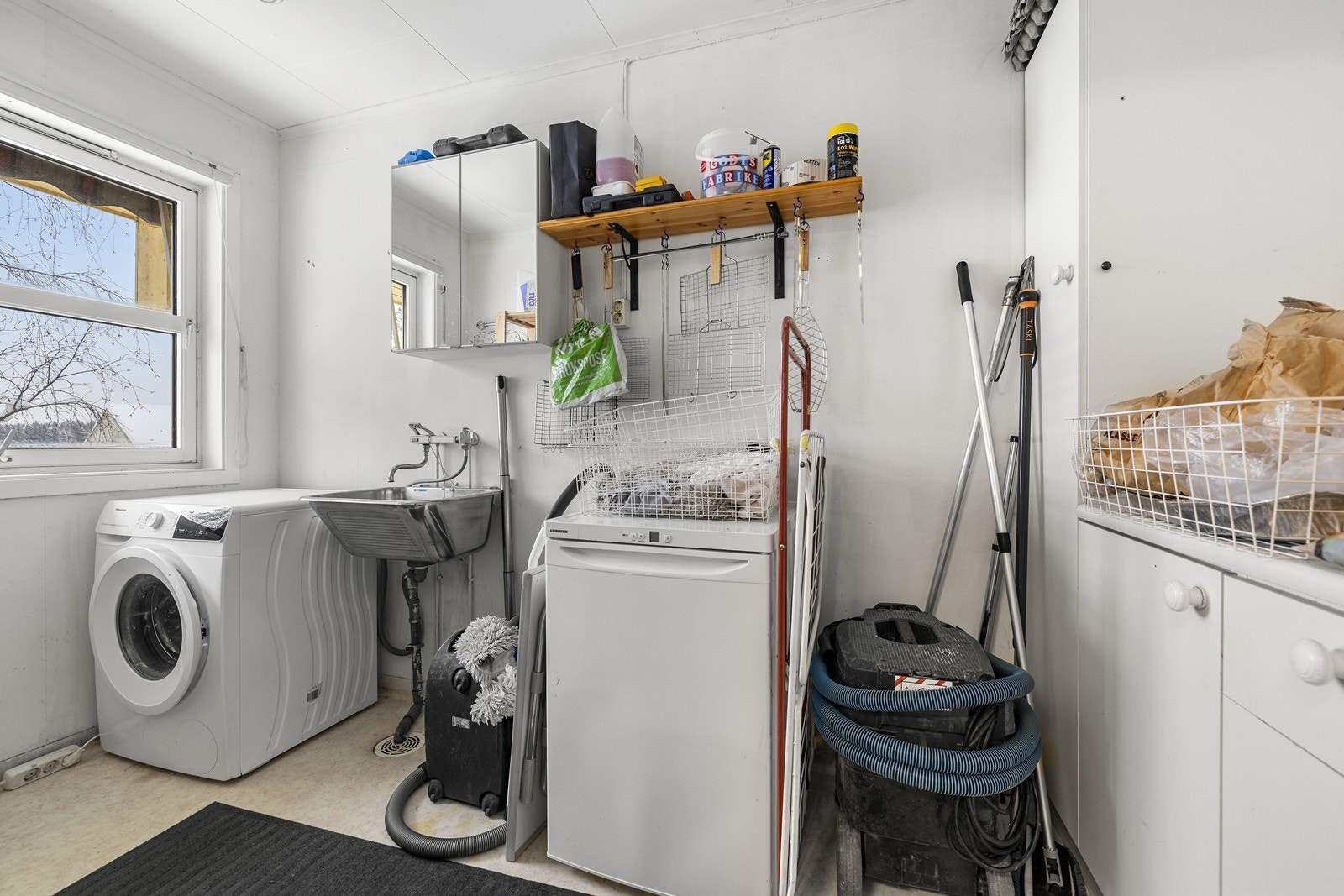 Praktisk vaskerom med opplegg for vaskemaskin og tørketrommel. Galleribilde