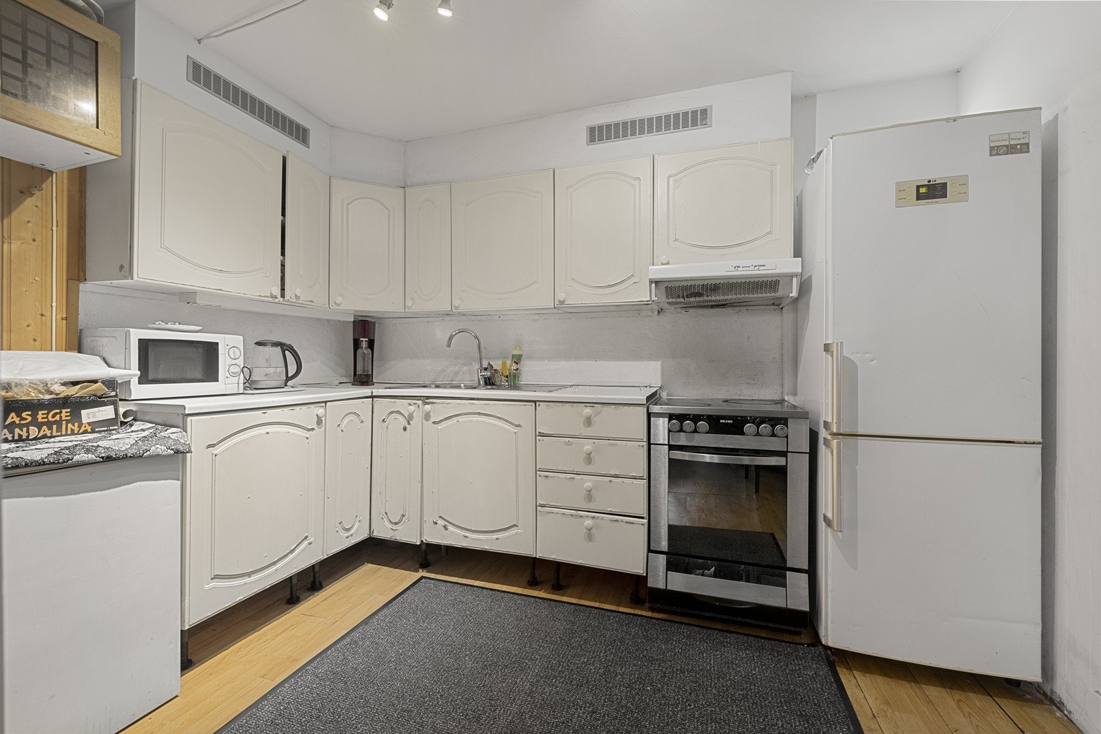 Kjøkken er opprinnelig bod. Rommet er ikke godkjent for varig opphold eller bruksendret. Se salgsoppgaven for detaljer. Galleribilde