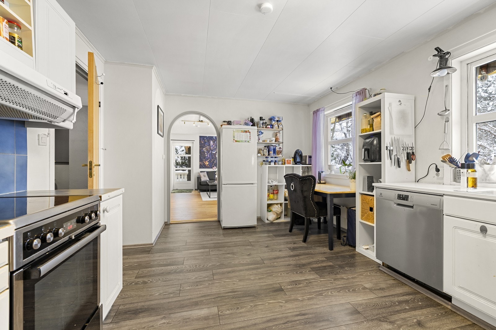 Funksjonelt kjøkken med god skap og benkeplass, samt integrerte hvitevarer. Galleribilde