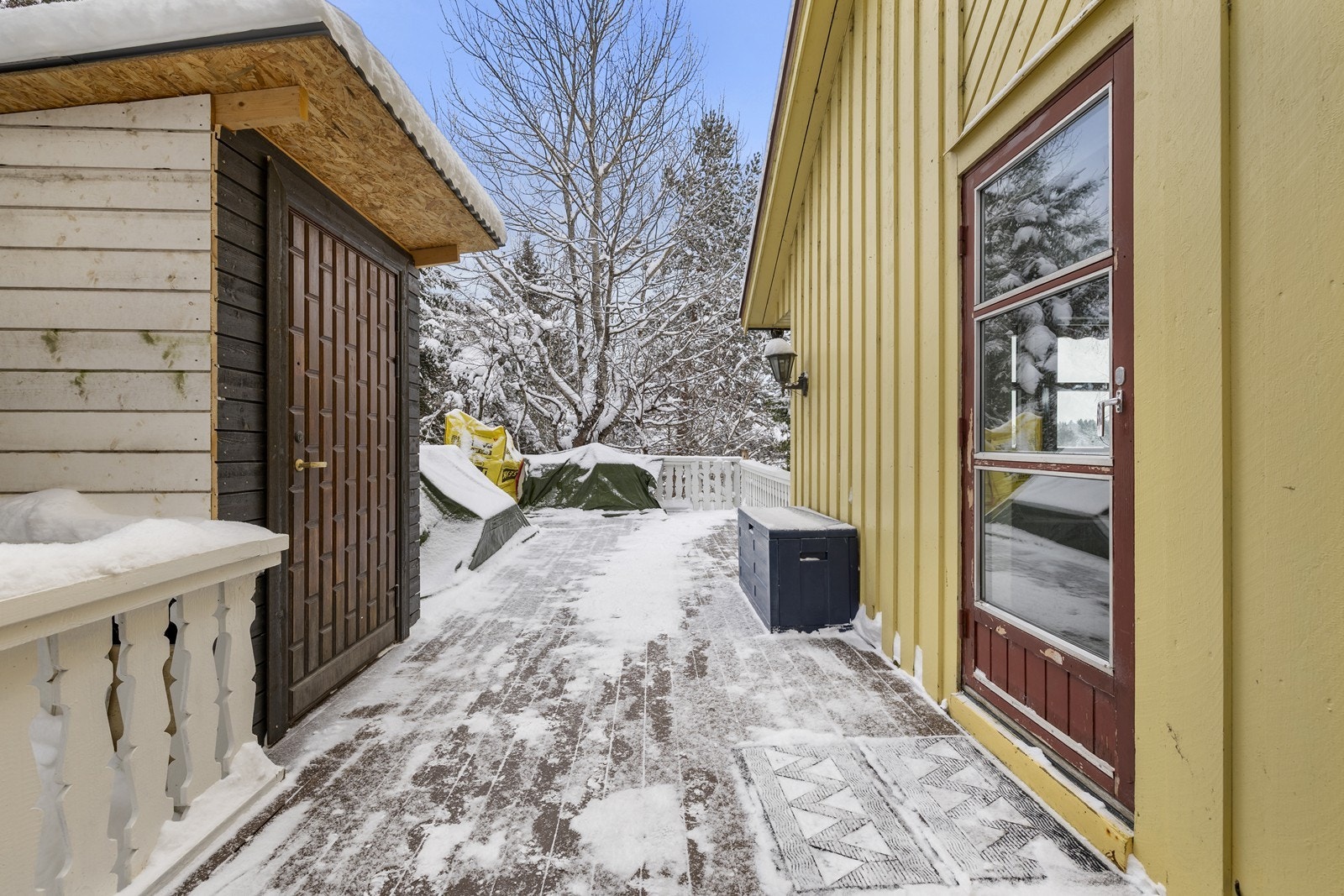 Terrasse med god plass til utemøbler og hyggelige uteopphold i sommerhalvåret. Galleribilde