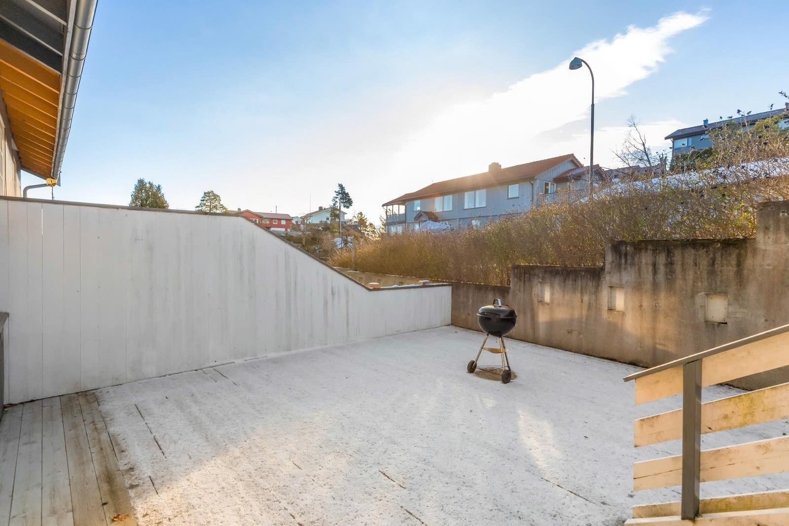 Stor solrik terrasse vendt mot syd med lite innsyn. Galleribilde