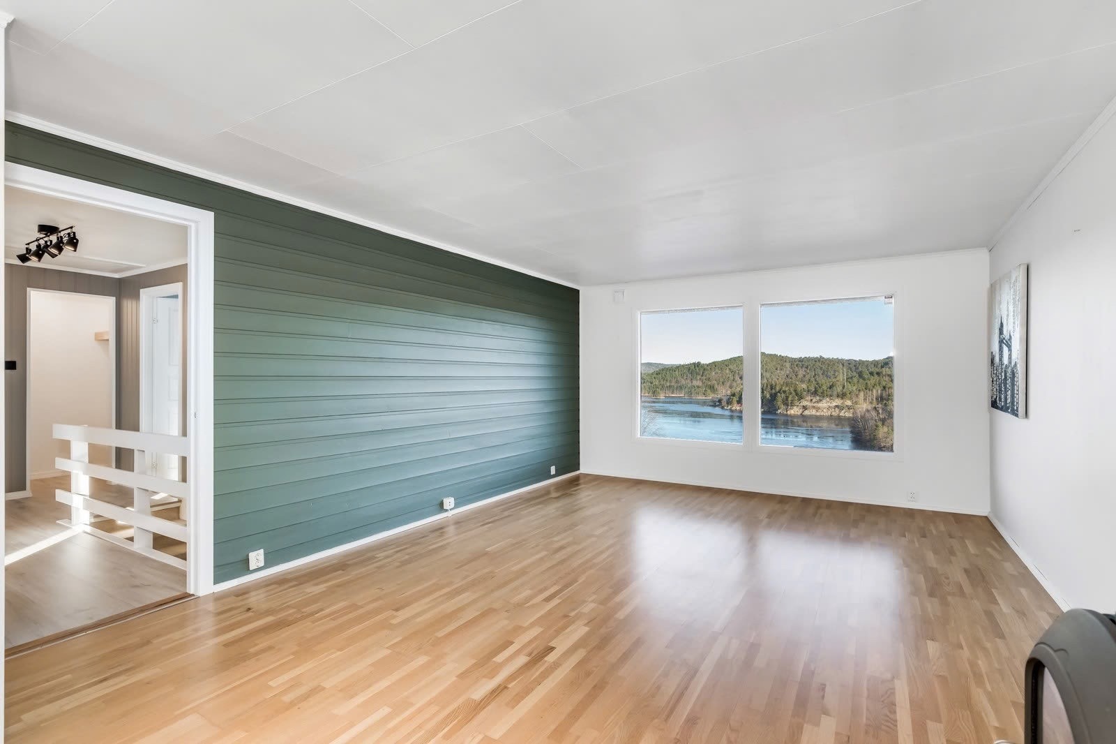 Velkommen til Justlia 36 B - Innbydende 2-roms leilighet, sydvendt terrasse, kveldssol og flott utsikt! Galleribilde