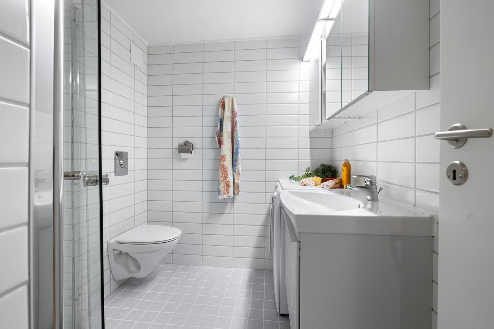 Fint bad med gulvvarme og vaskemaskin. Galleribilde