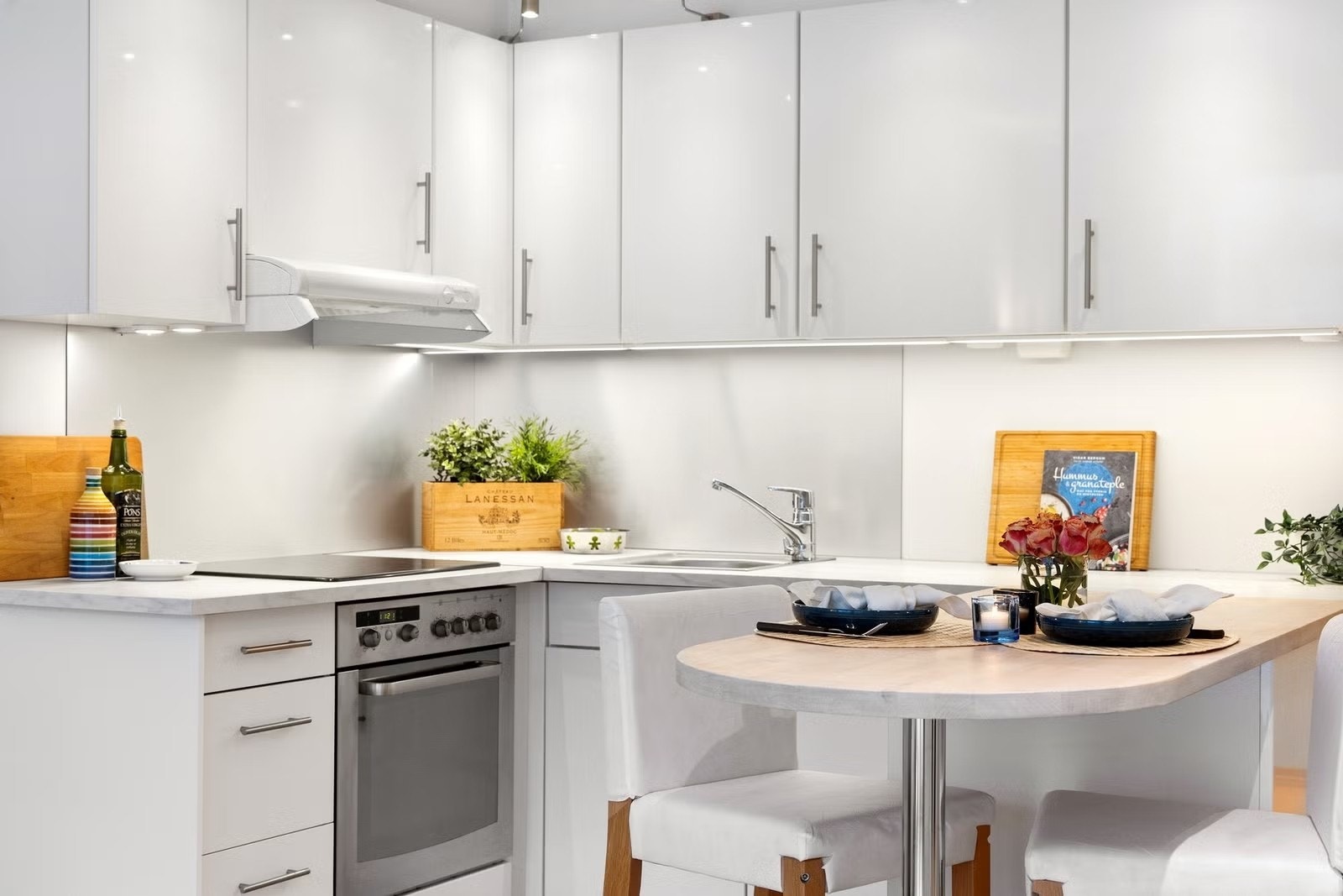 Romslig kjøkken med integrerte hvitevarer. Galleribilde