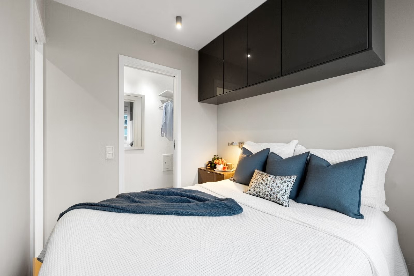 Soverom med walk-in garderobe. Galleribilde