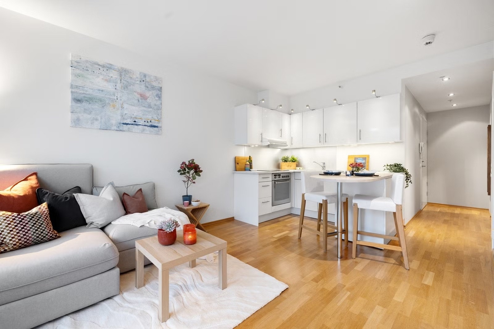 Praktisk åpen kjøkkenløsning. Galleribilde