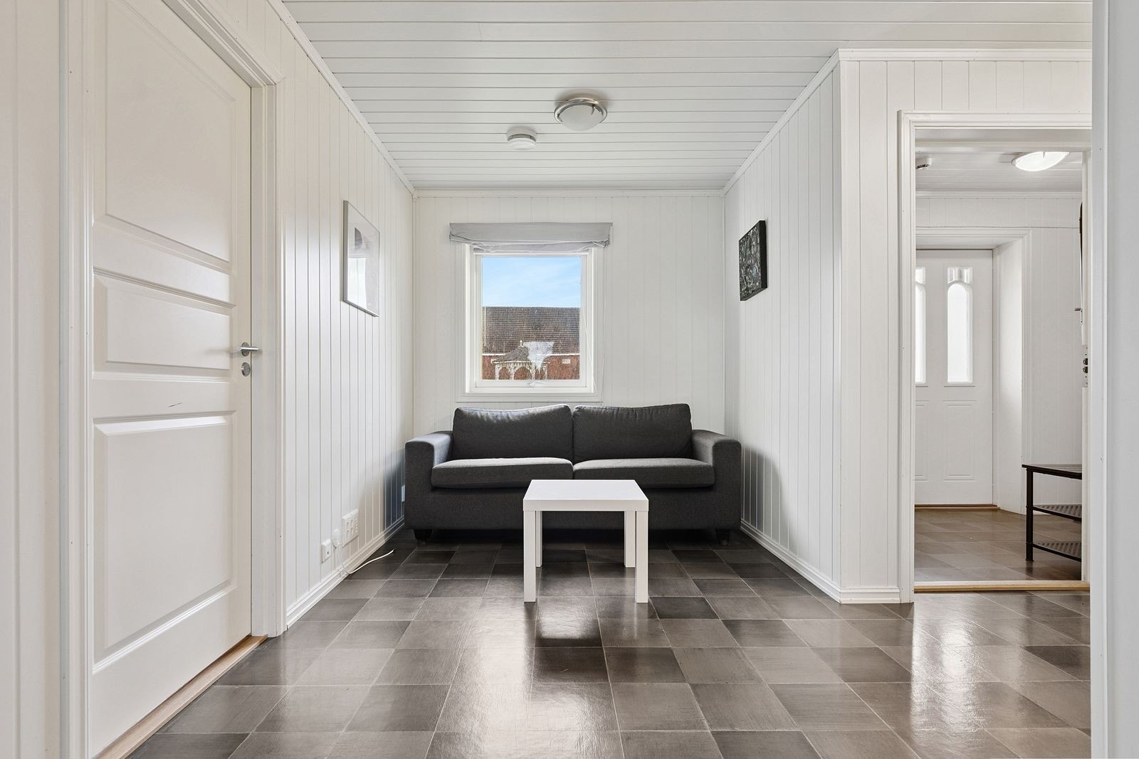 Stuen er lys og åpen. Varmekabler i alle gulv og ventilasjonsanlegg. Galleribilde