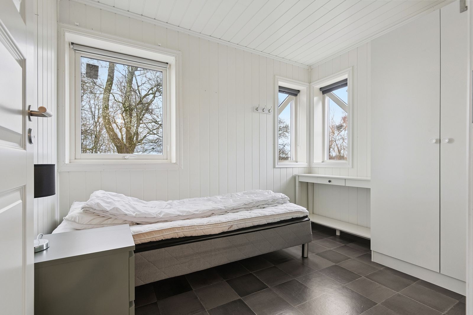 Soverom 1 er av god størrelse med plass til det man behøver. Galleribilde