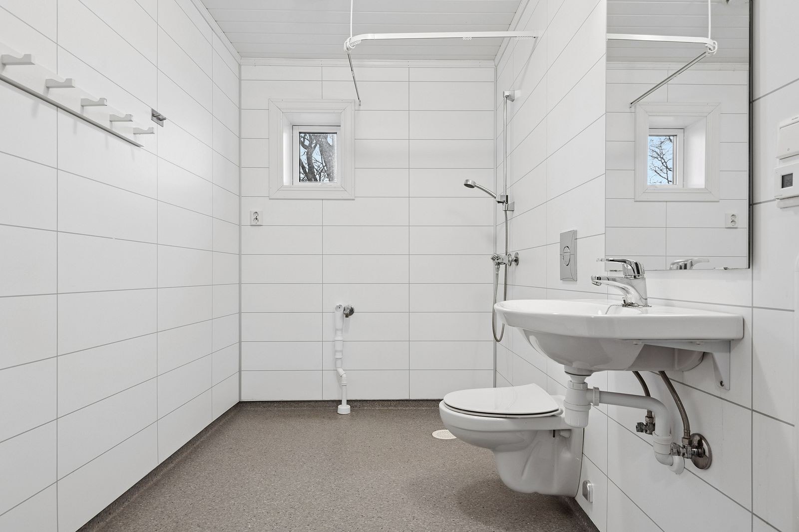 Badet er nyere og har det man behøver, samt opplegg til vaskemaskin. Galleribilde