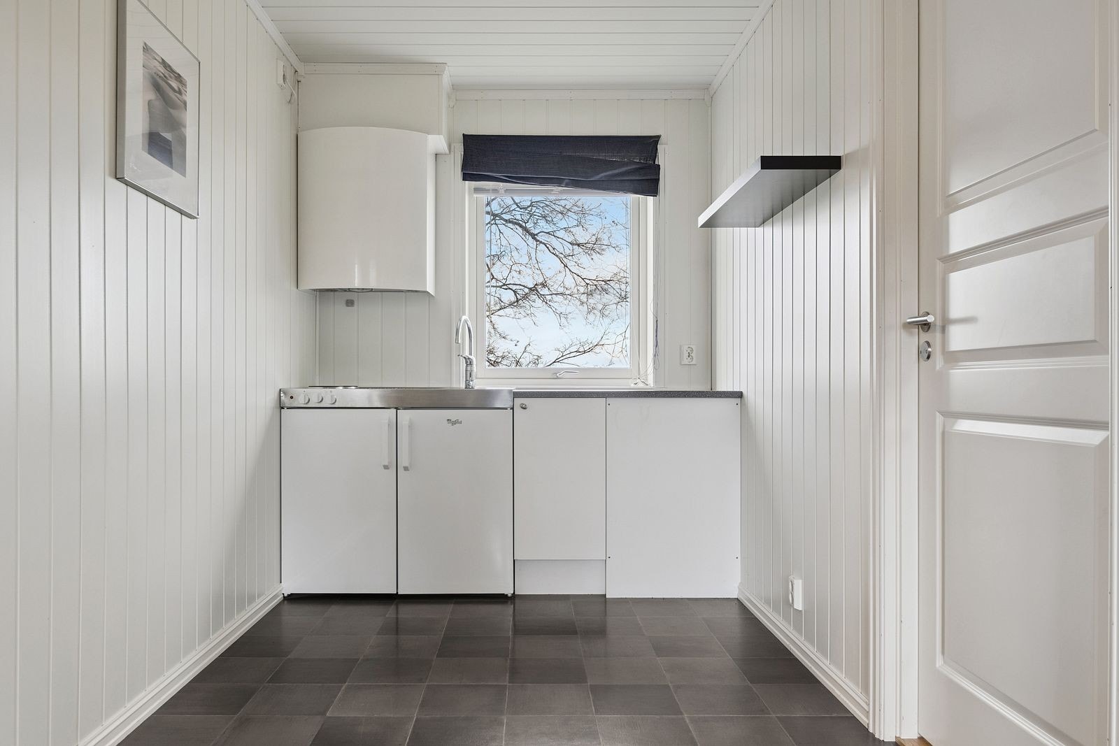 Kjøkkenet er utstyrt minimalt, men har stekeplater og integrert kjøleskap under. Galleribilde