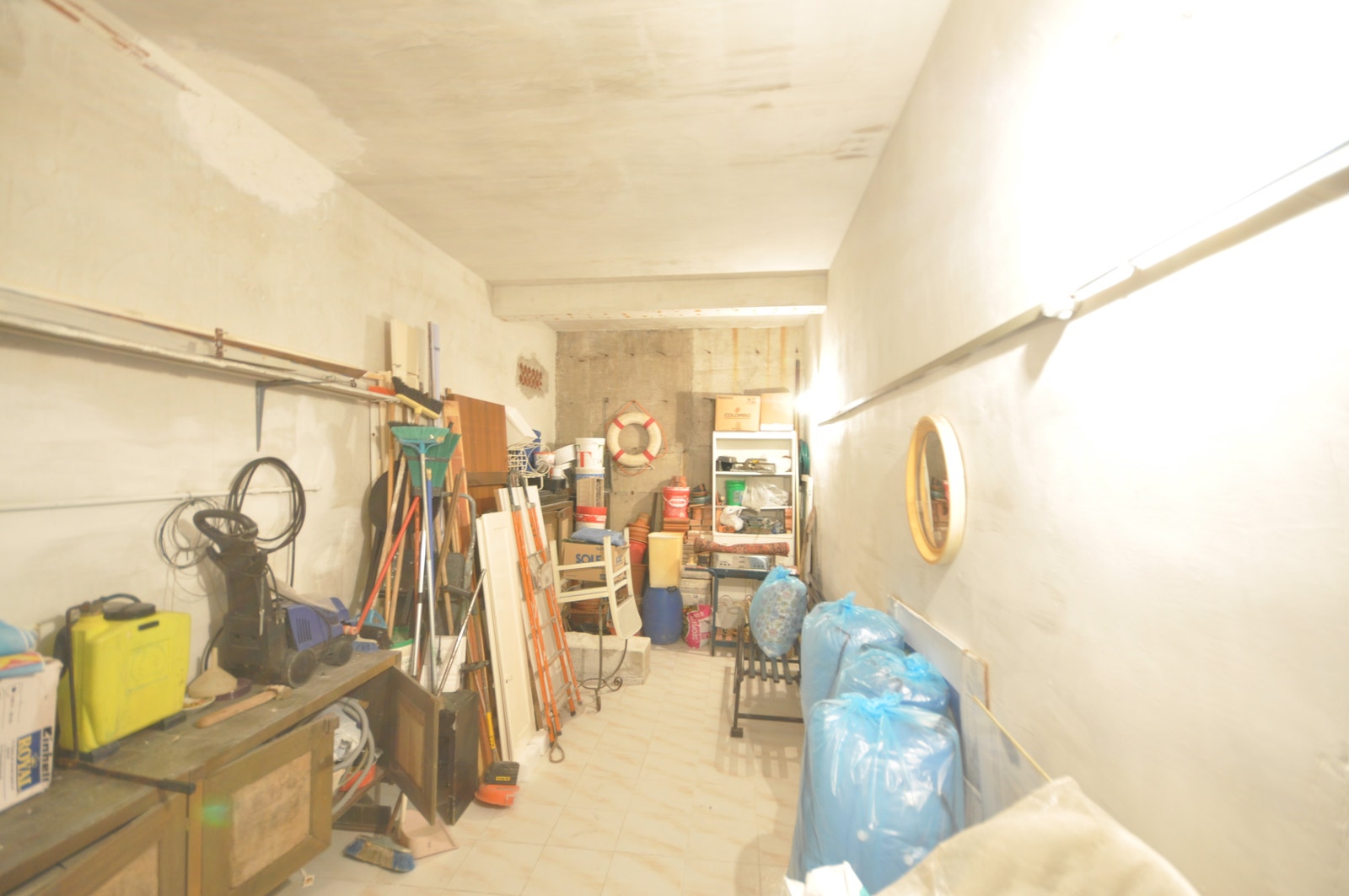 En stor bod med ekstra takhøyde. Perfekt for å sette fra seg sykler, sportsutstyr, seilbrett o.a. Galleribilde