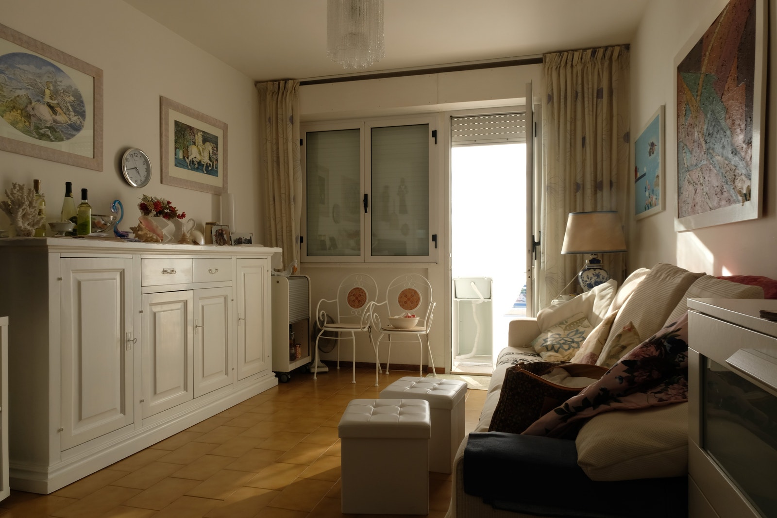 Foto av stuen hvor vi har åpen kjøkkenløsning Galleribilde