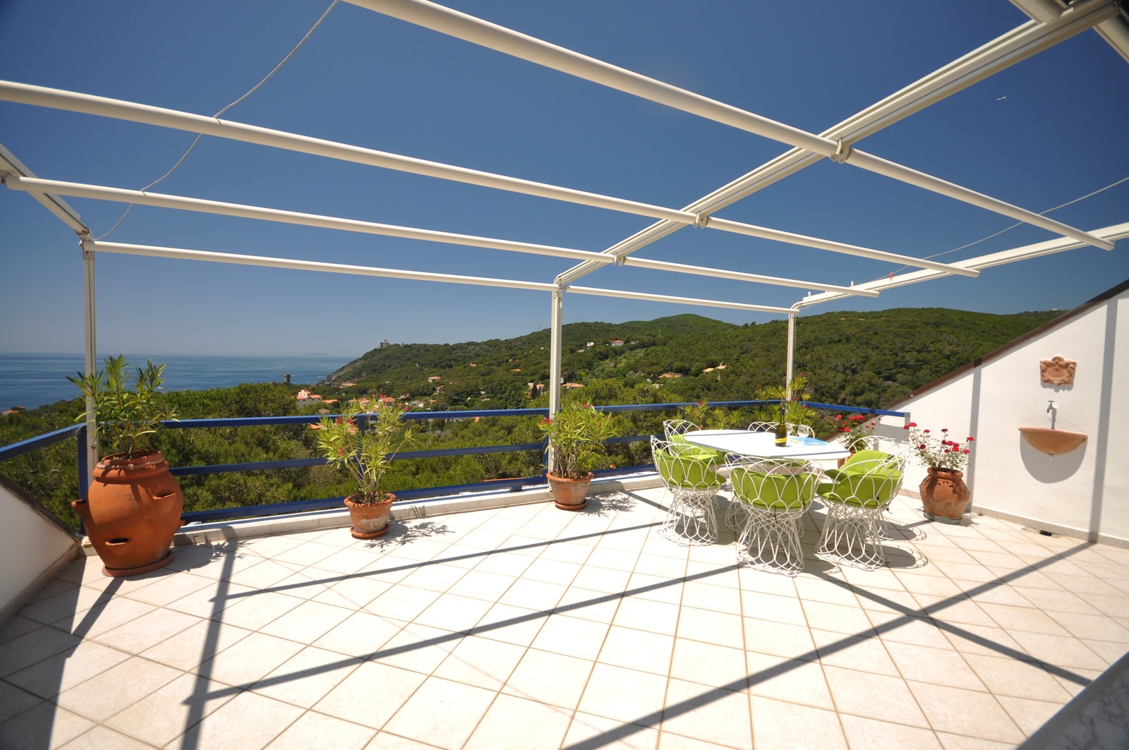 Foto av terrassen som er på hele 35 m2. Galleribilde