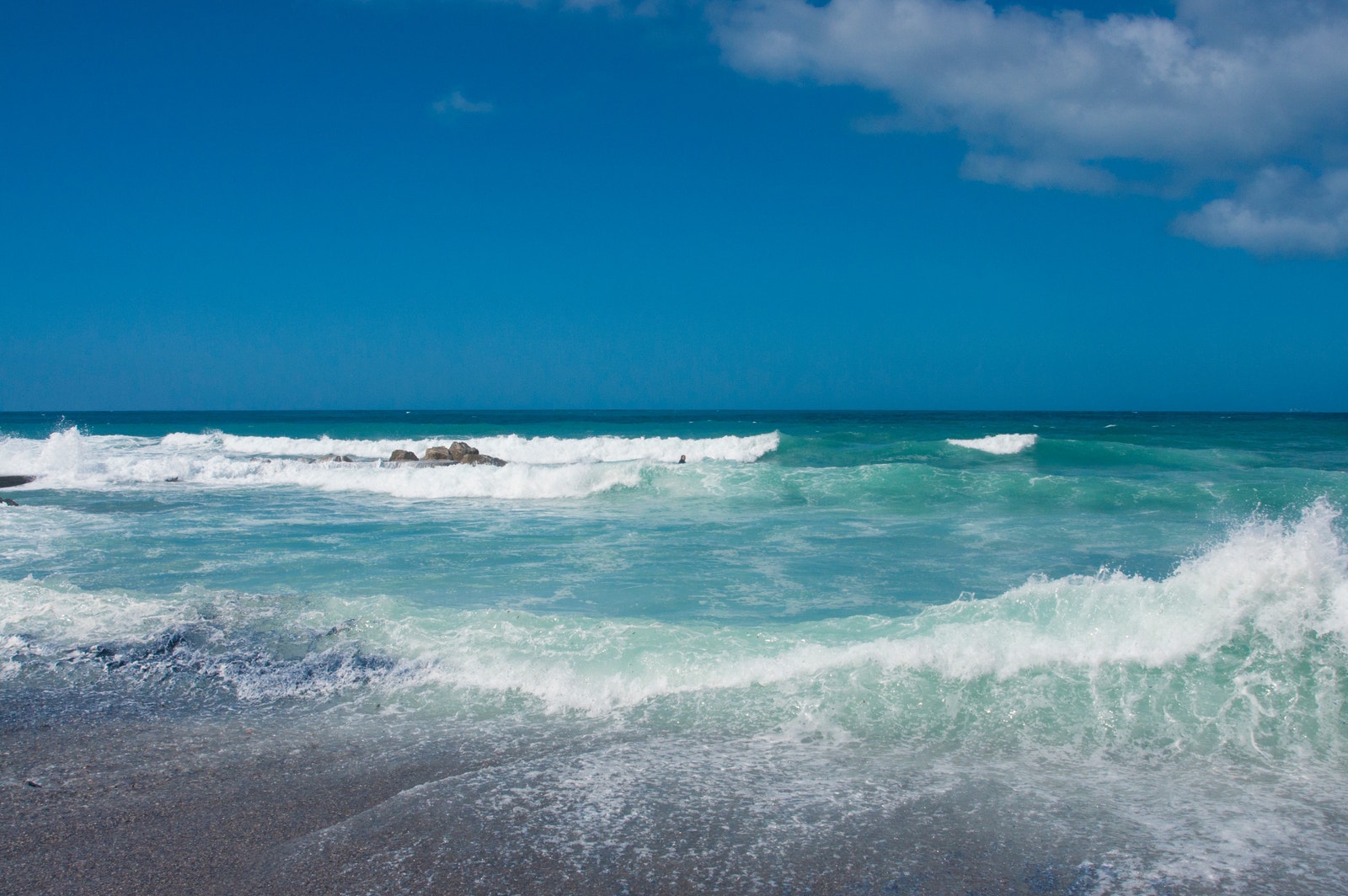 Ingen dag er lik, fargekrontraster, brisen fra sjøen, seilsportmiljø Galleribilde