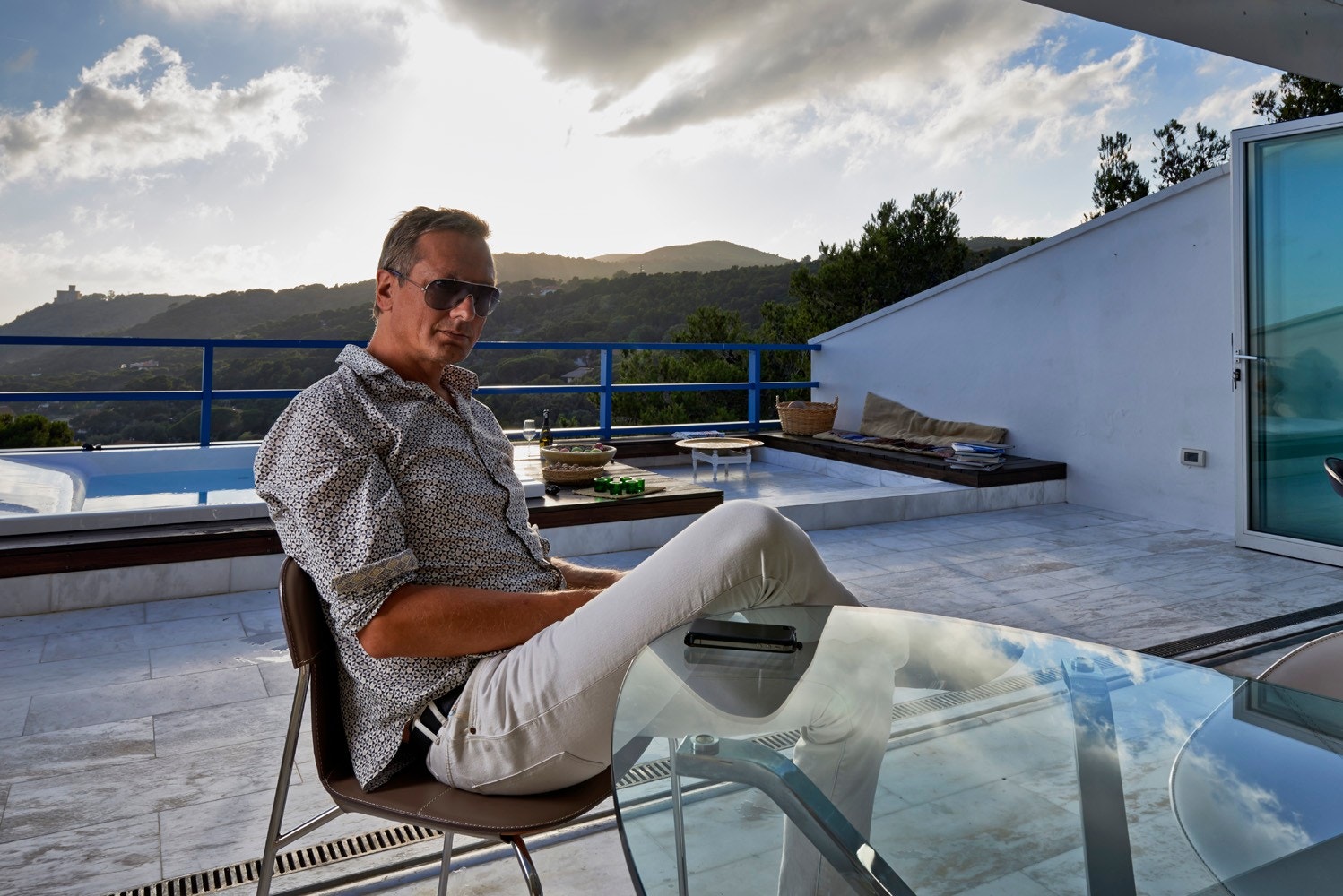 Per Arne Log er utdannet sivilingeniør, har jobbet siden 2004 med salg og prosjektutvikling i Toscana. Her er han avbildet i naboboligen Case Study House som han renoverte for en norsk kunde. Galleribilde