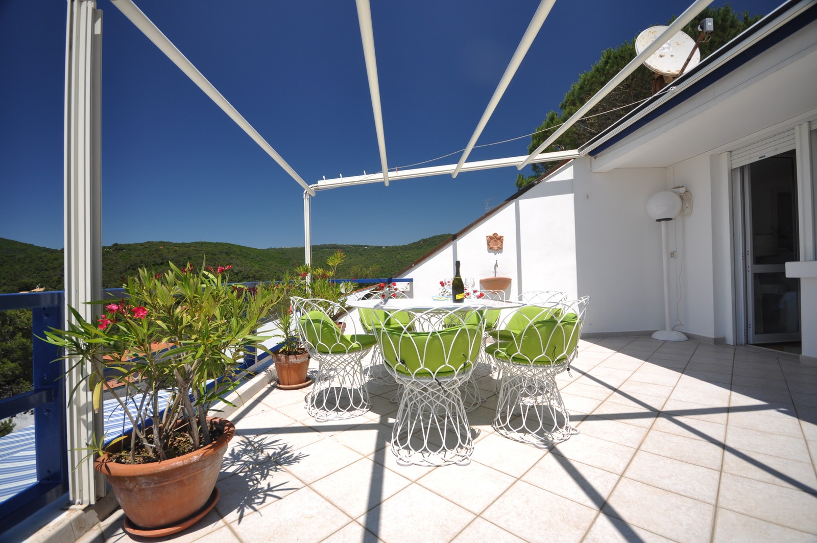 Dører fra stue og fra soverom og ut til terrassen. Galleribilde