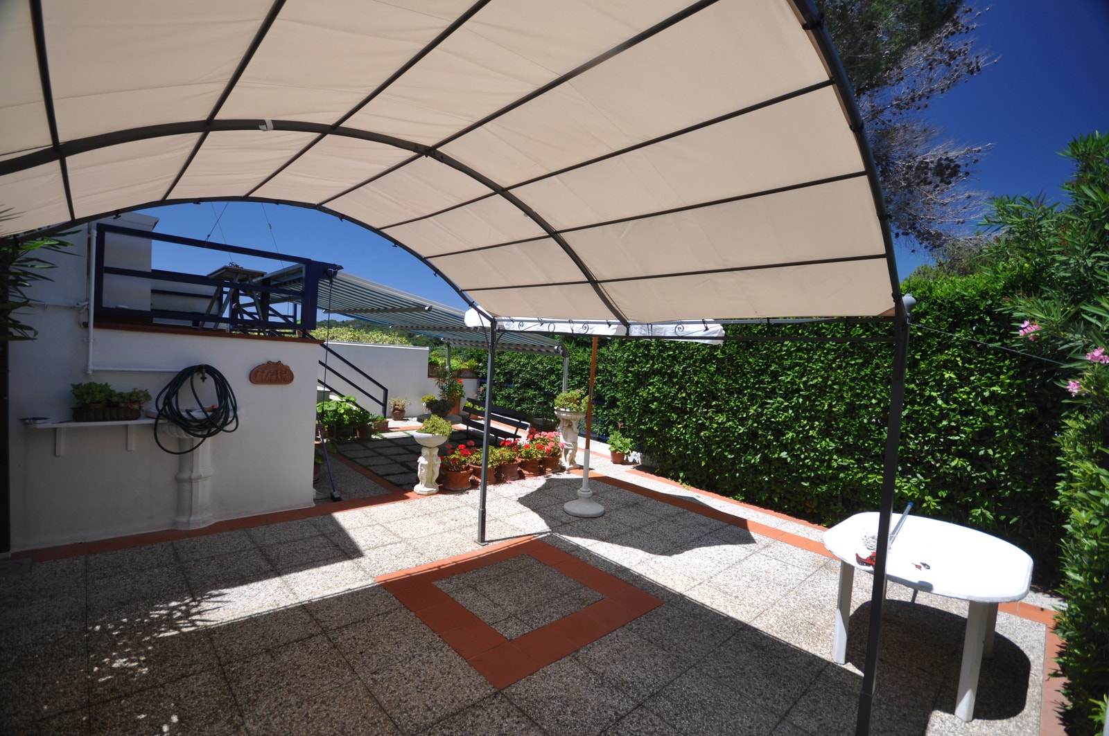 Det er privat parkering innenfor port. Galleribilde