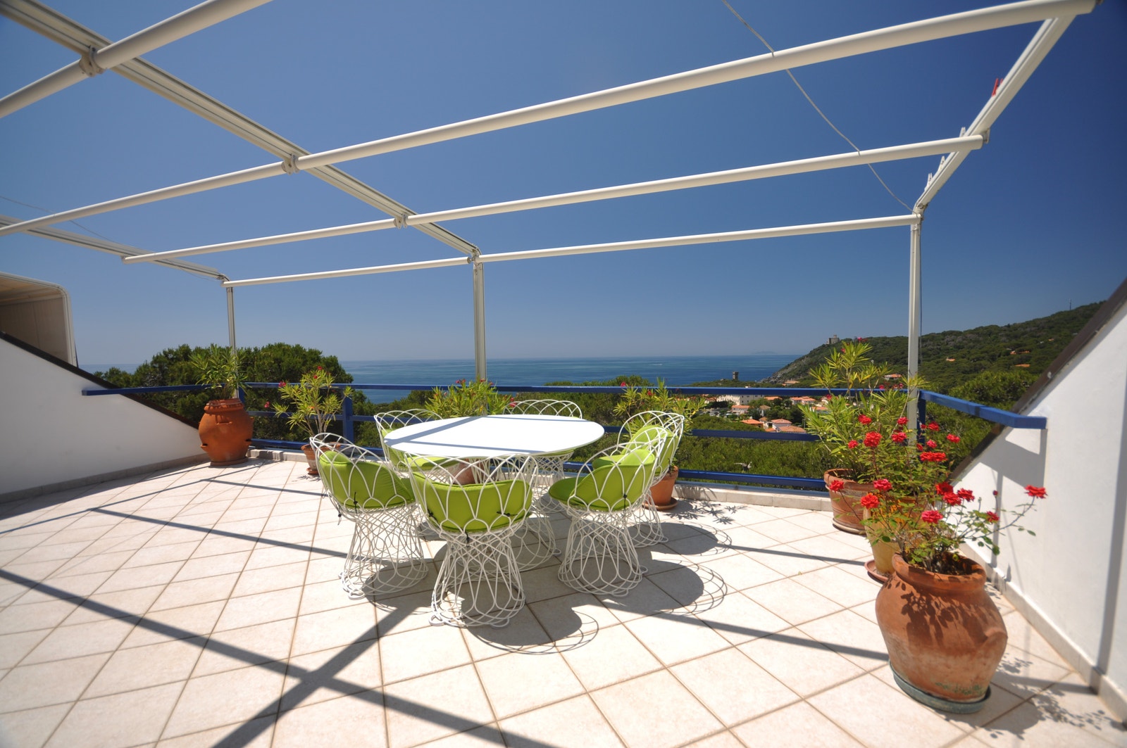 Det er ikke ofte at boliger med en slik privat terrasse kommer til salgs her ved Toscanakysten Galleribilde