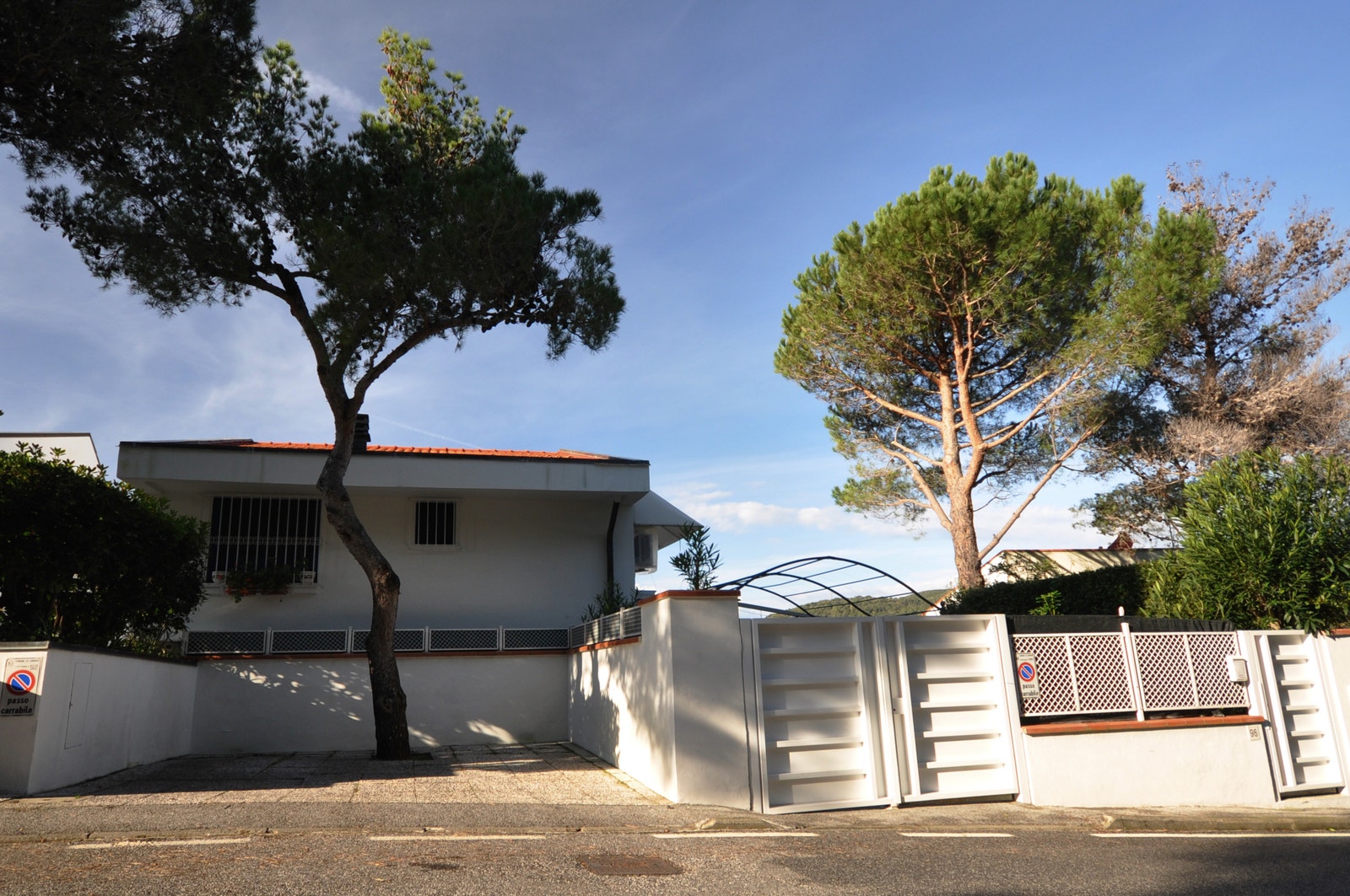 Spennende arkitektur fra 70-tallet. Terrasseblokker med 3 leiligheter i hver blokk. Vår bolig ligger øverst som er en stor fordel. En kommer inn fra veien og bolig oppleves som en enebolig. Galleribilde