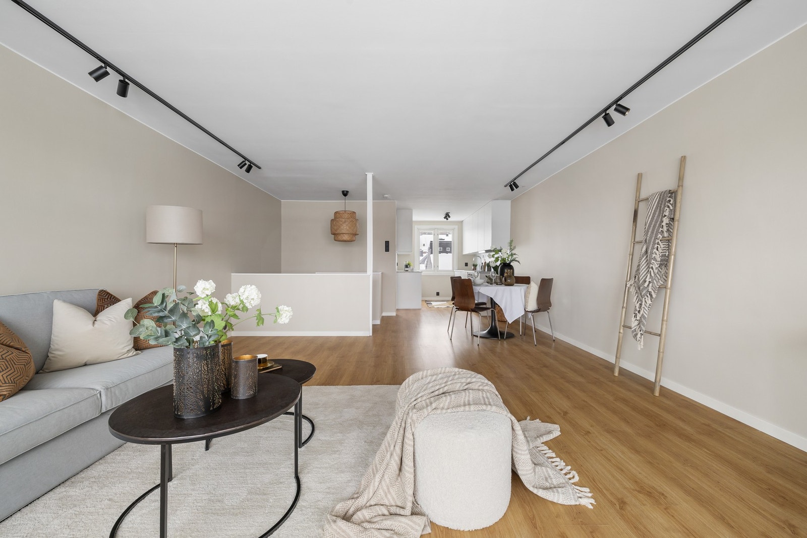 Kjøkkenet ligger i en åpen løsning Galleribilde