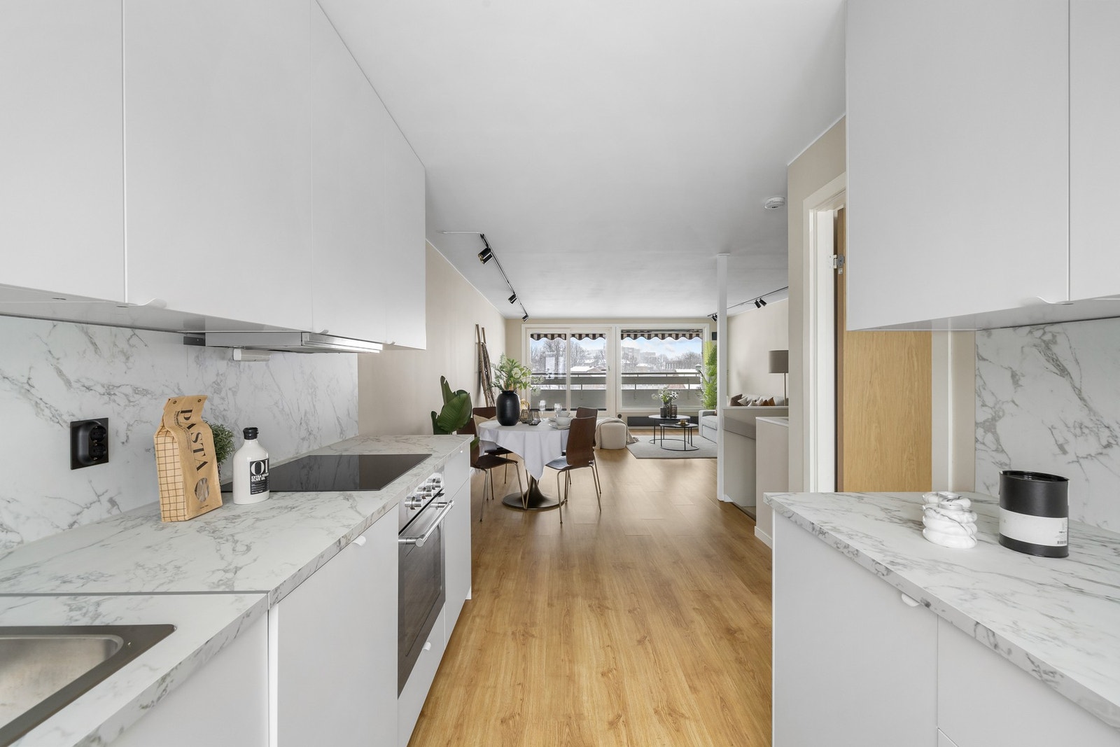 Flott kjøkken med nye fronter og benkeplate i 2025 Vaskekum, blandebatteri, platetopp, stekeovn og kjølelskap er også nytt i 2025. Galleribilde