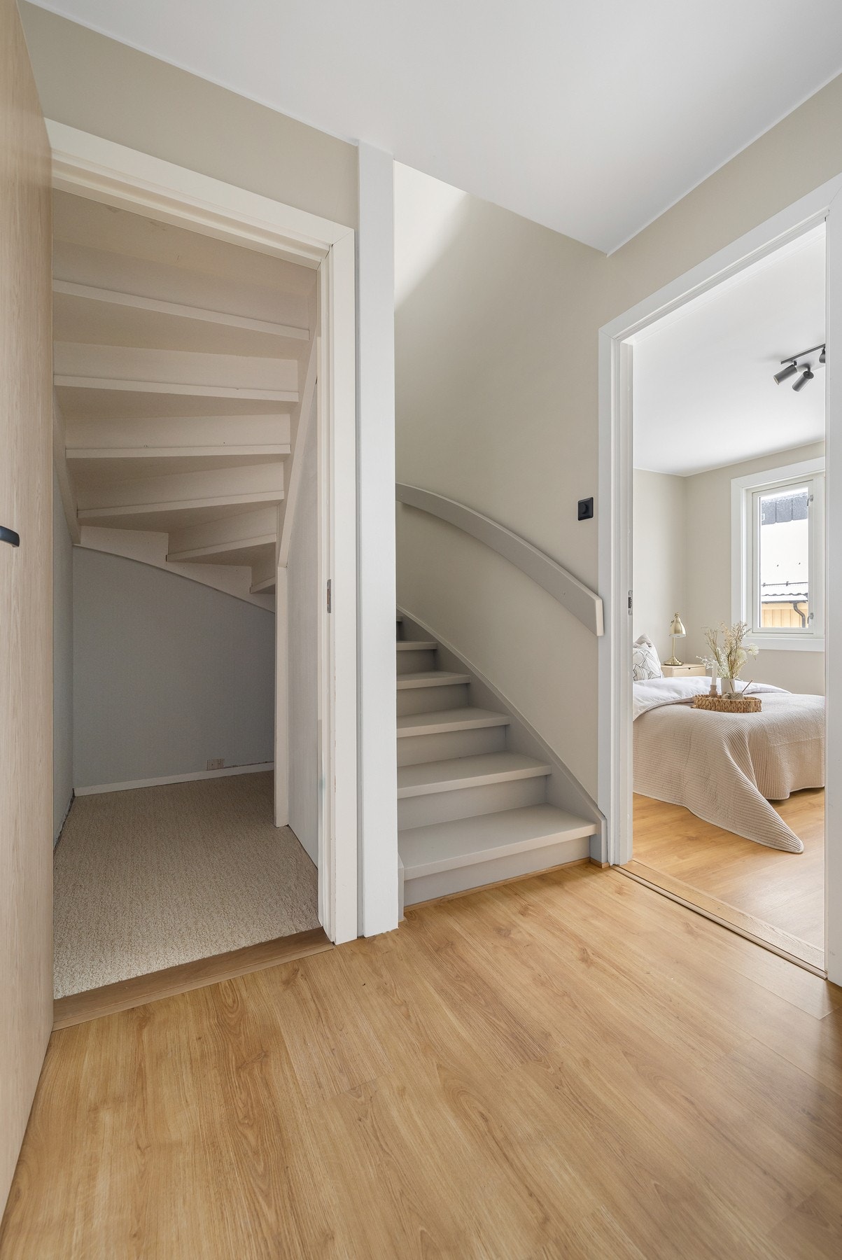 Gangen nede, med lagring under trappa, stor skyvedørsgarderobe i gangen samt en stor bod på loftet. Galleribilde