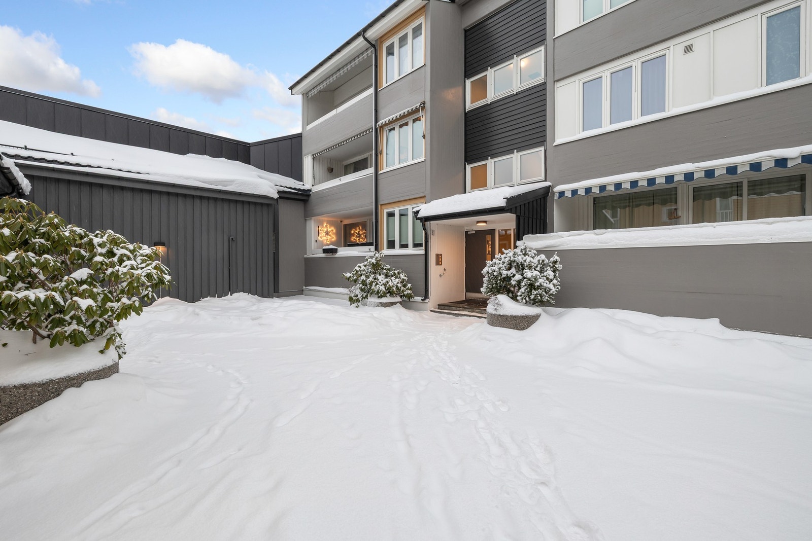 Inngangspartiet. Her kan du også låse opp døren med en app, eller bare bruke nøkkel. Galleribilde