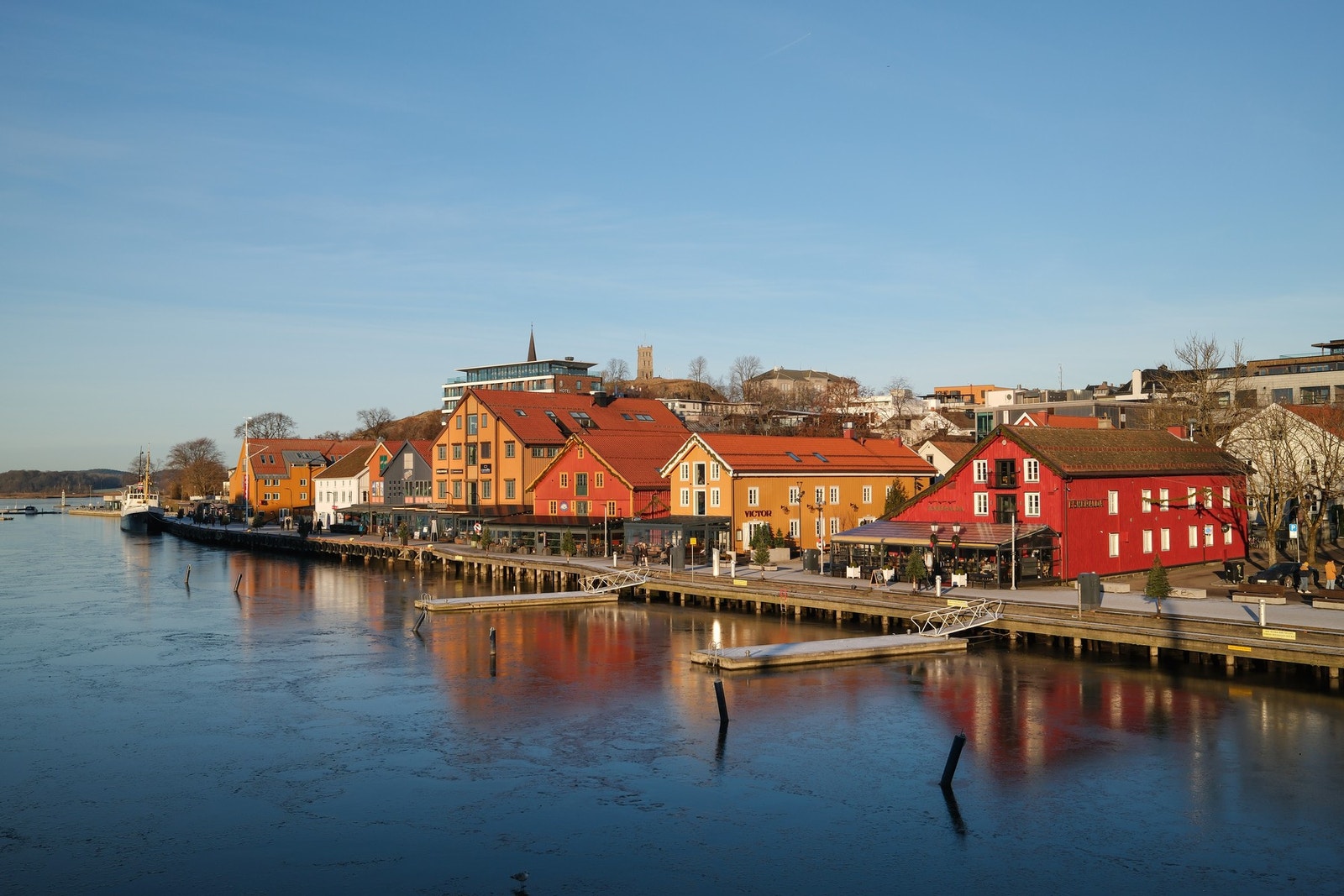 Tønsberg brygge med alle sine flotte restaurante Galleribilde