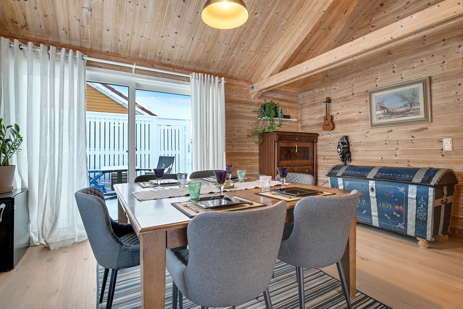 Stue/spisestue med utgang til terrasse. Galleribilde