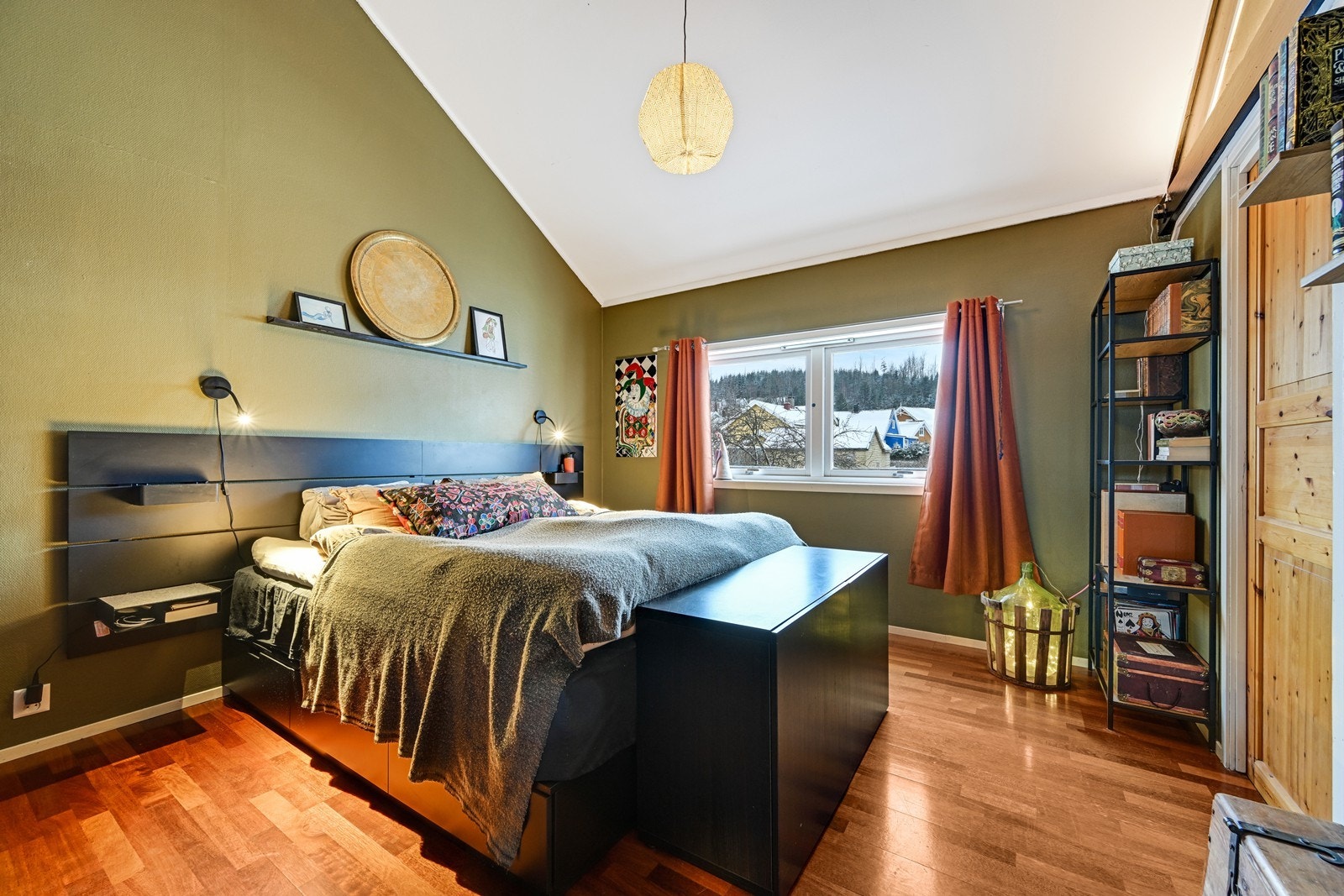 Hovedsoverom med direkte adkomst til badet. Galleribilde