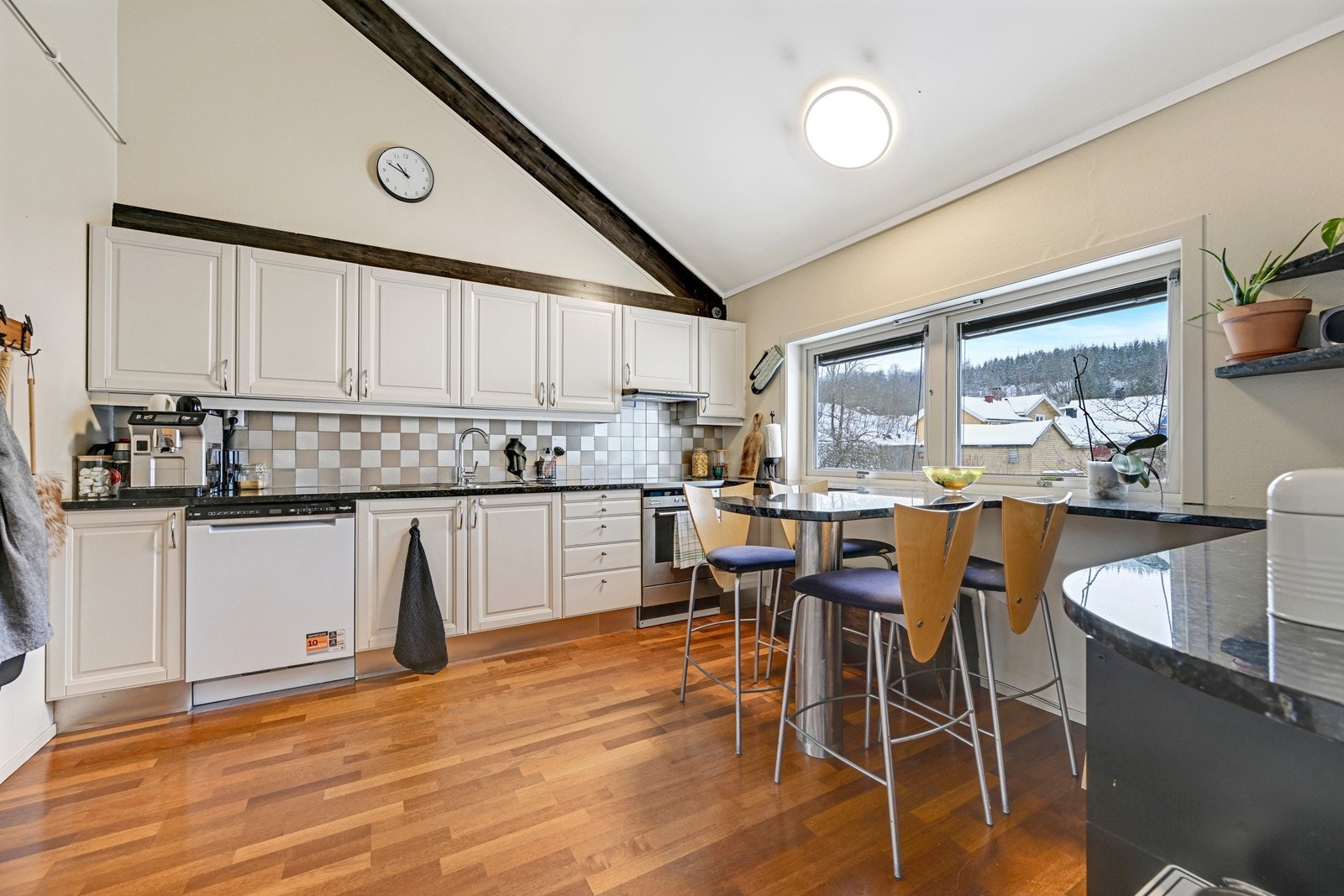 Romslig kjøkken med spiseplass. Galleribilde