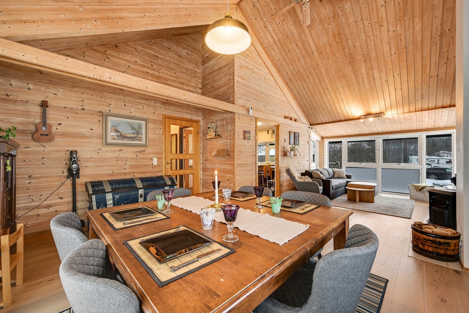 Stue med stor takhøyde og peis ovn. Galleribilde