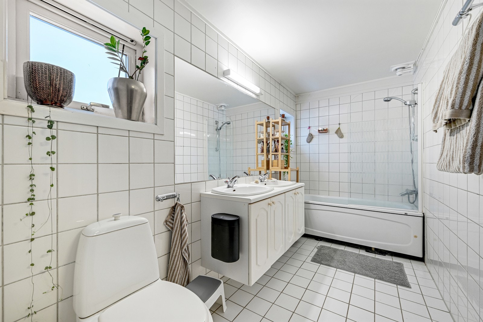 Bad/wc med dobbel servant og badekar Galleribilde